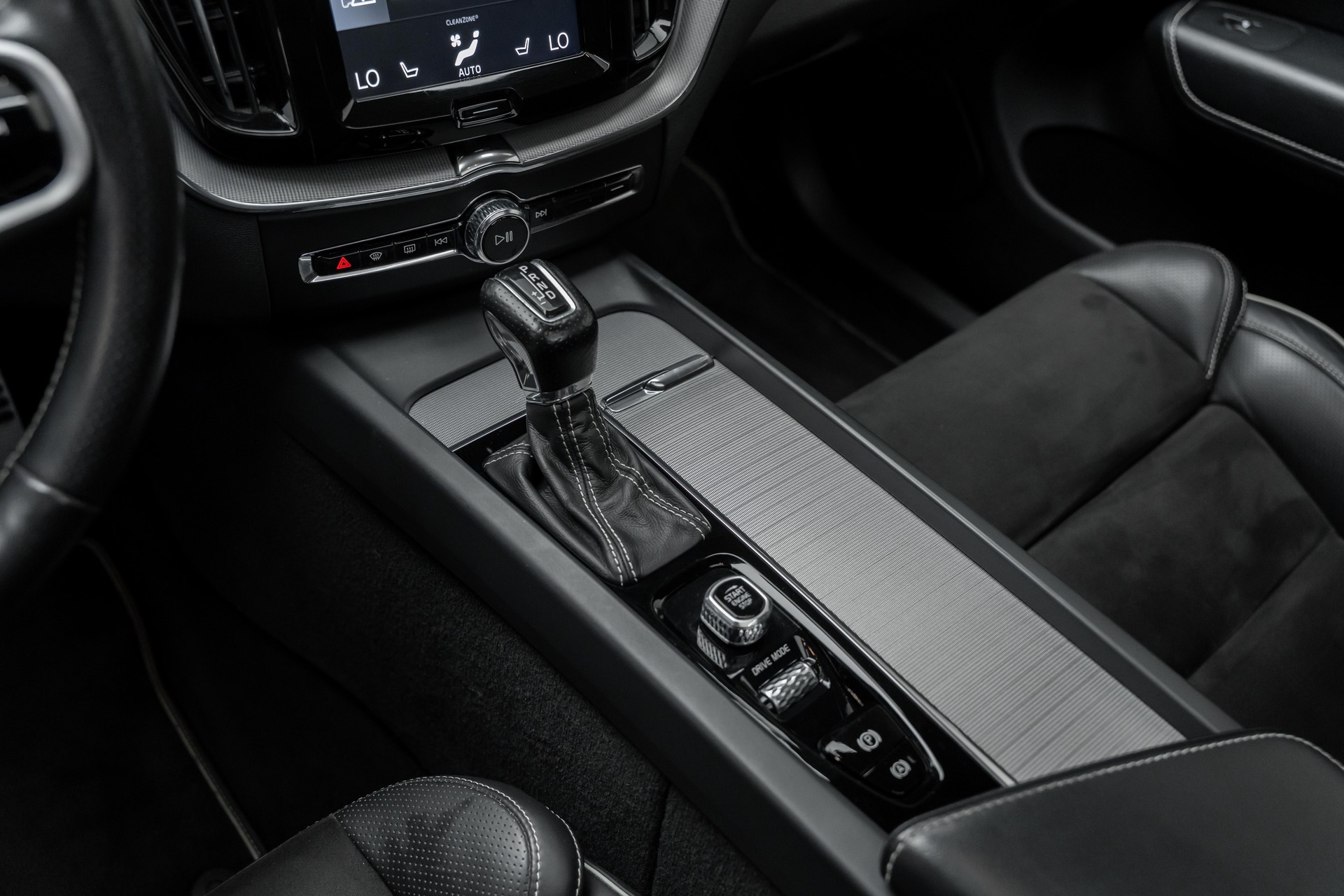 VOLVO XC60 D4 AWD R-Design Geartronic-image-15