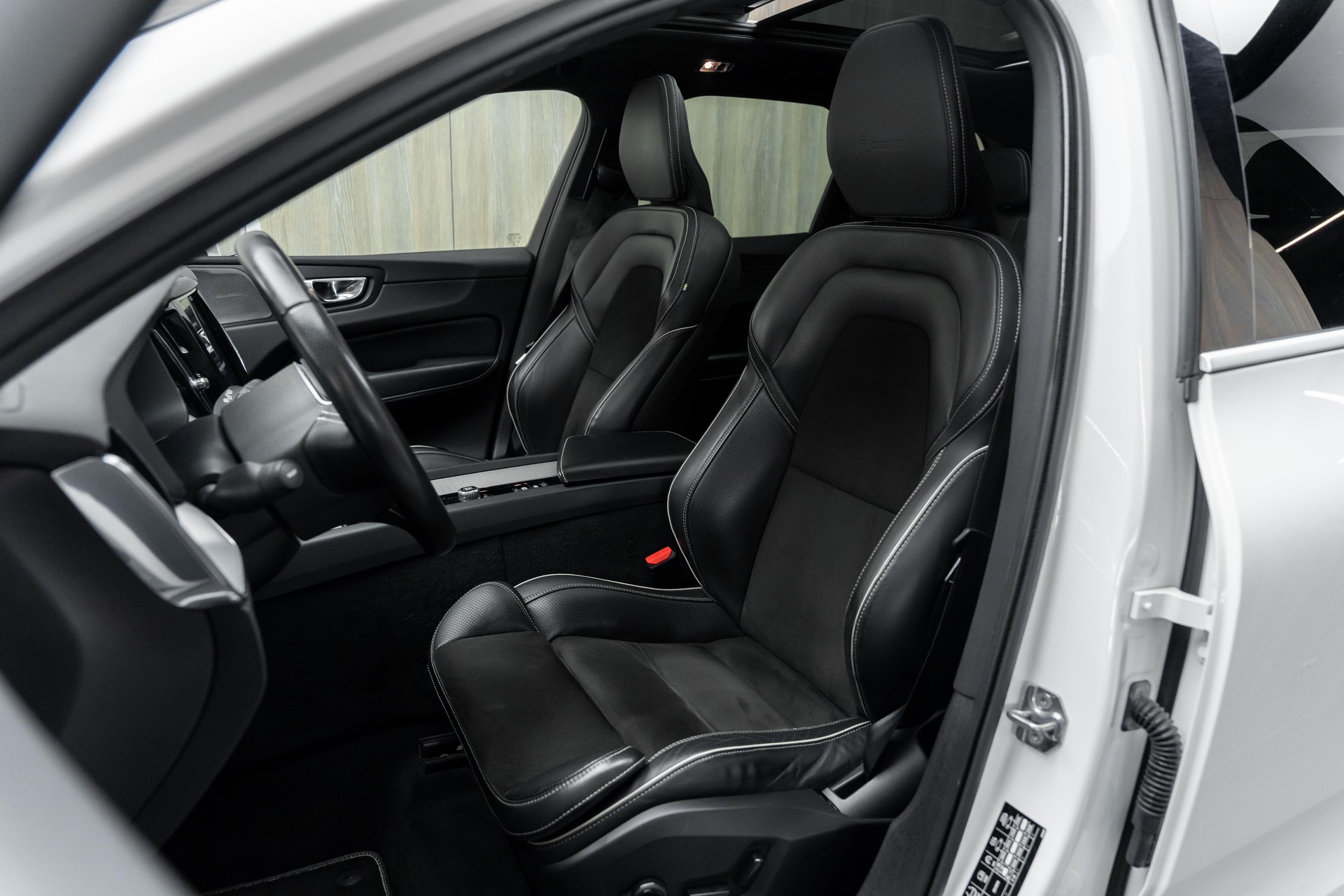 VOLVO XC60 D4 AWD R-Design Geartronic-image-5