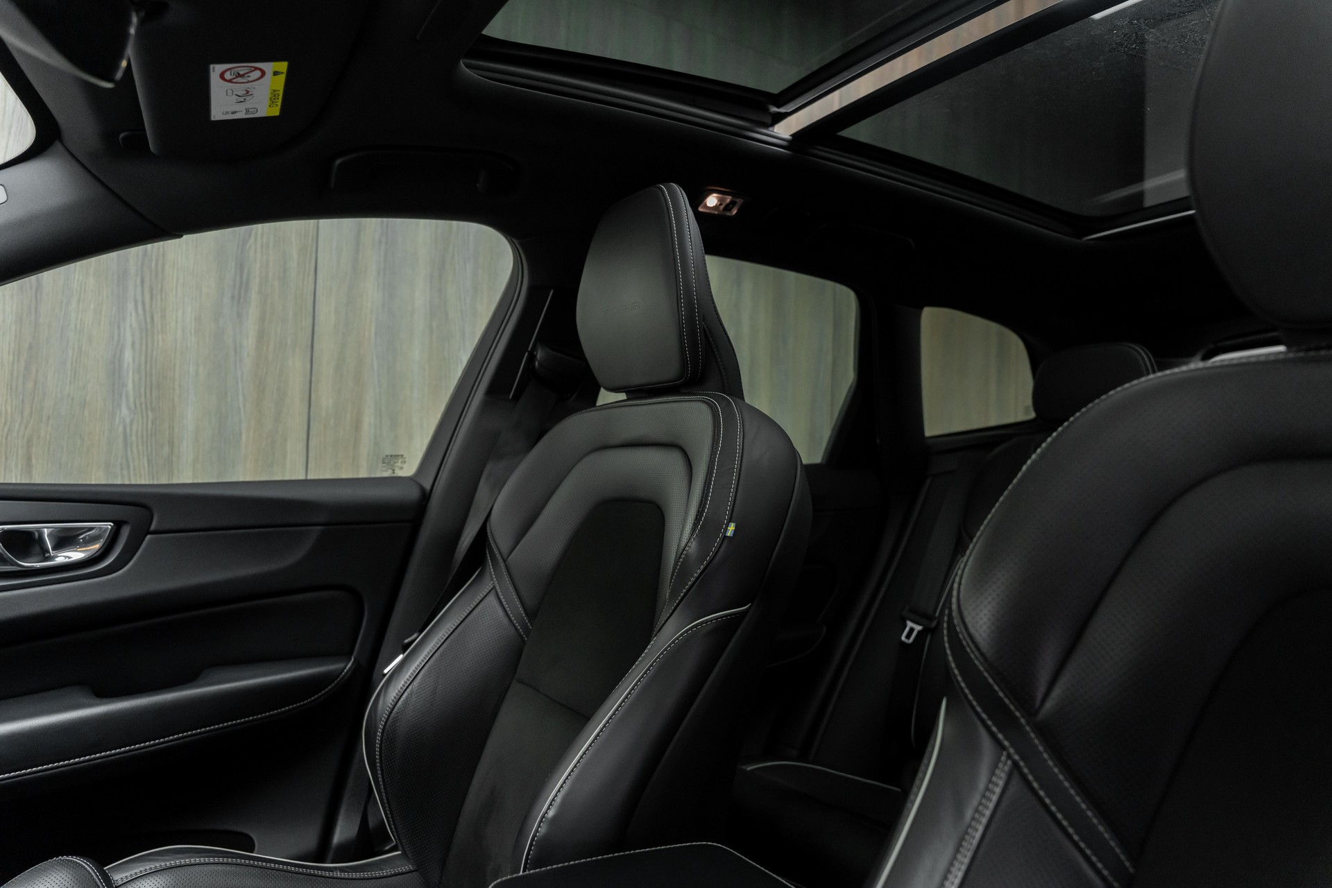 VOLVO XC60 D4 AWD R-Design Geartronic-image-6