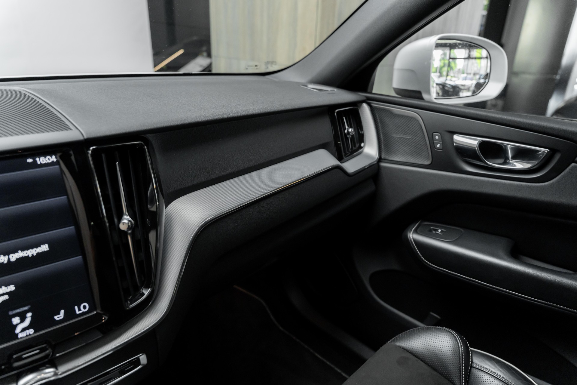 VOLVO XC60 D4 AWD R-Design Geartronic-image-19
