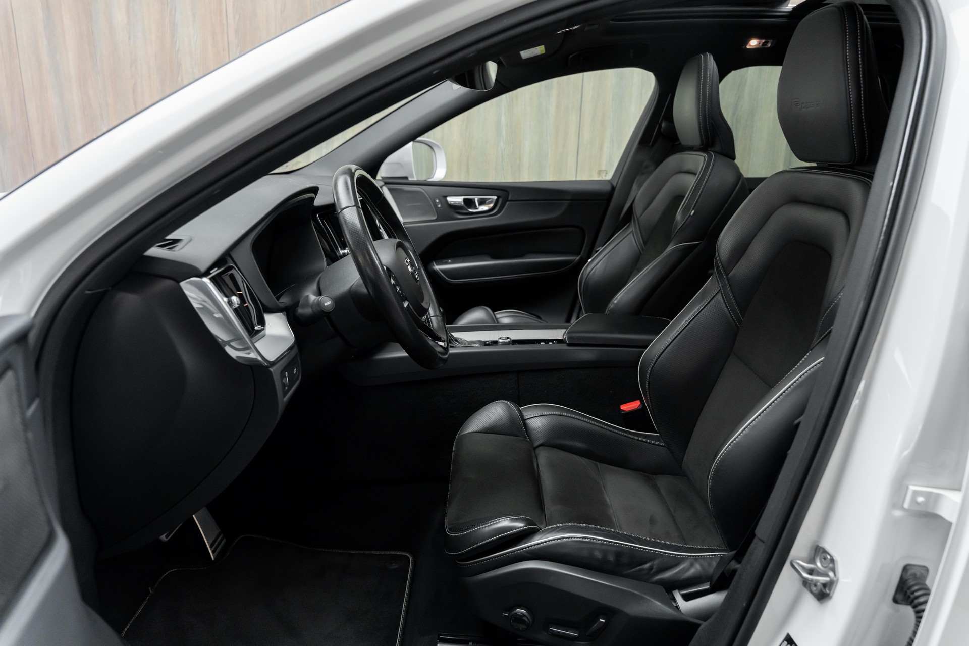 VOLVO XC60 D4 AWD R-Design Geartronic-image-4
