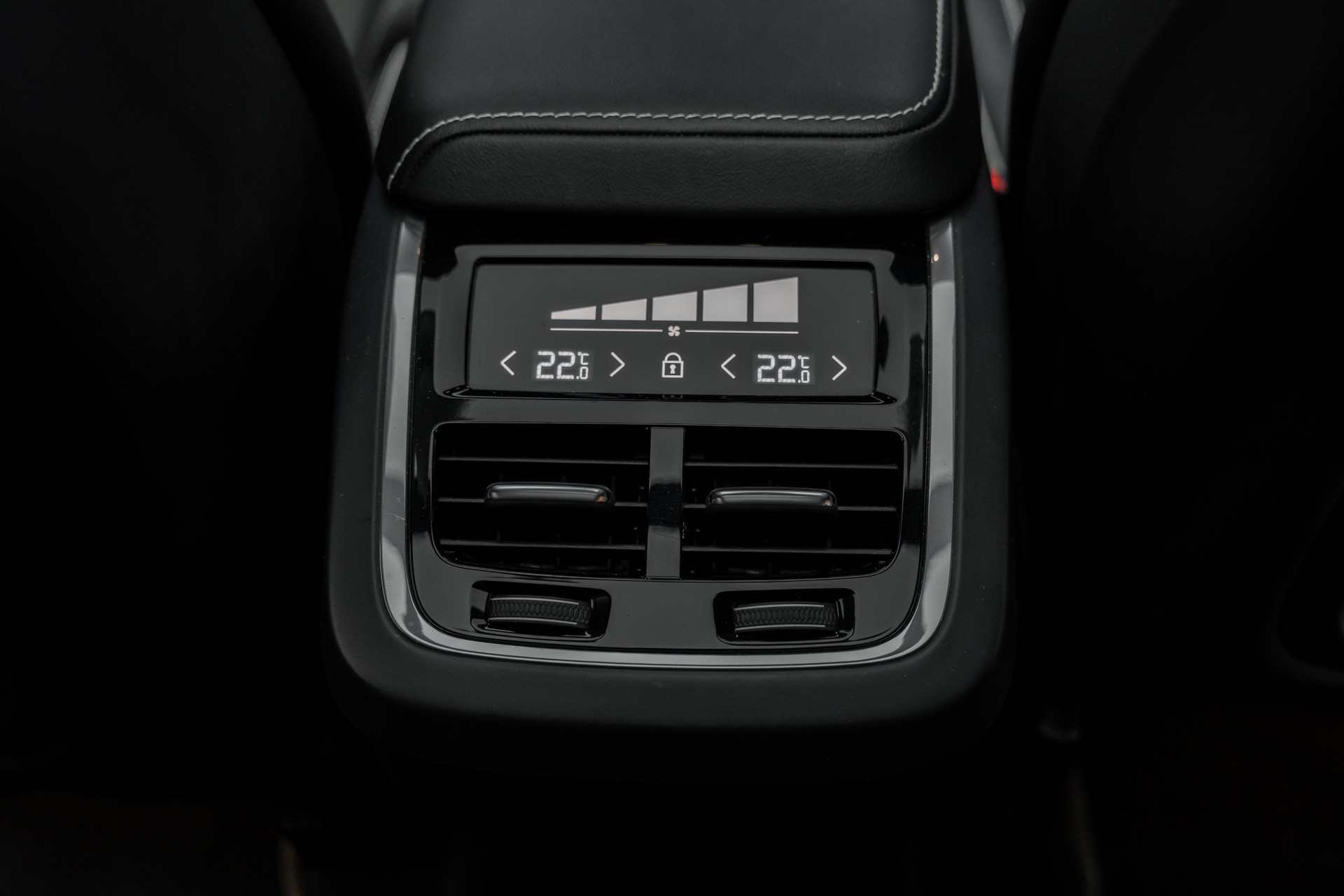 VOLVO XC60 D4 AWD R-Design Geartronic-image-10