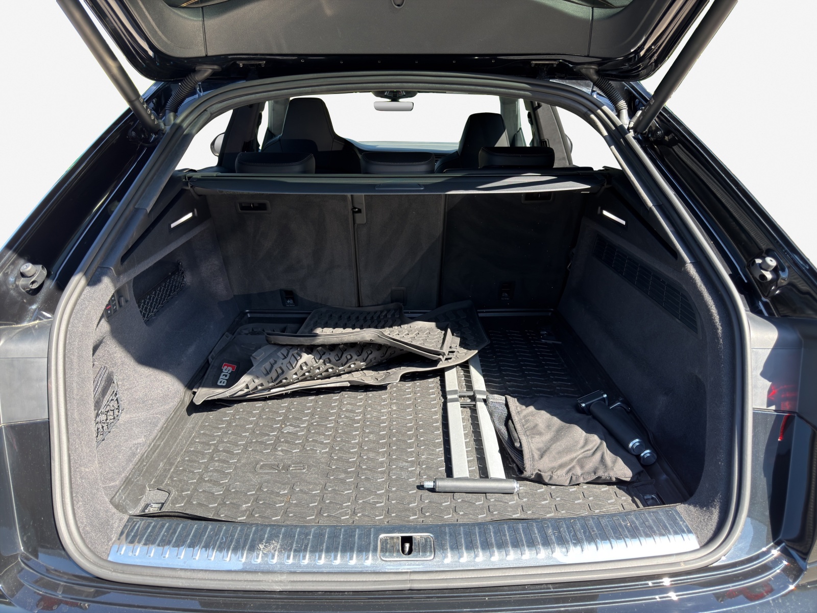 AUDI RSQ8 quattro tiptronic-image-12