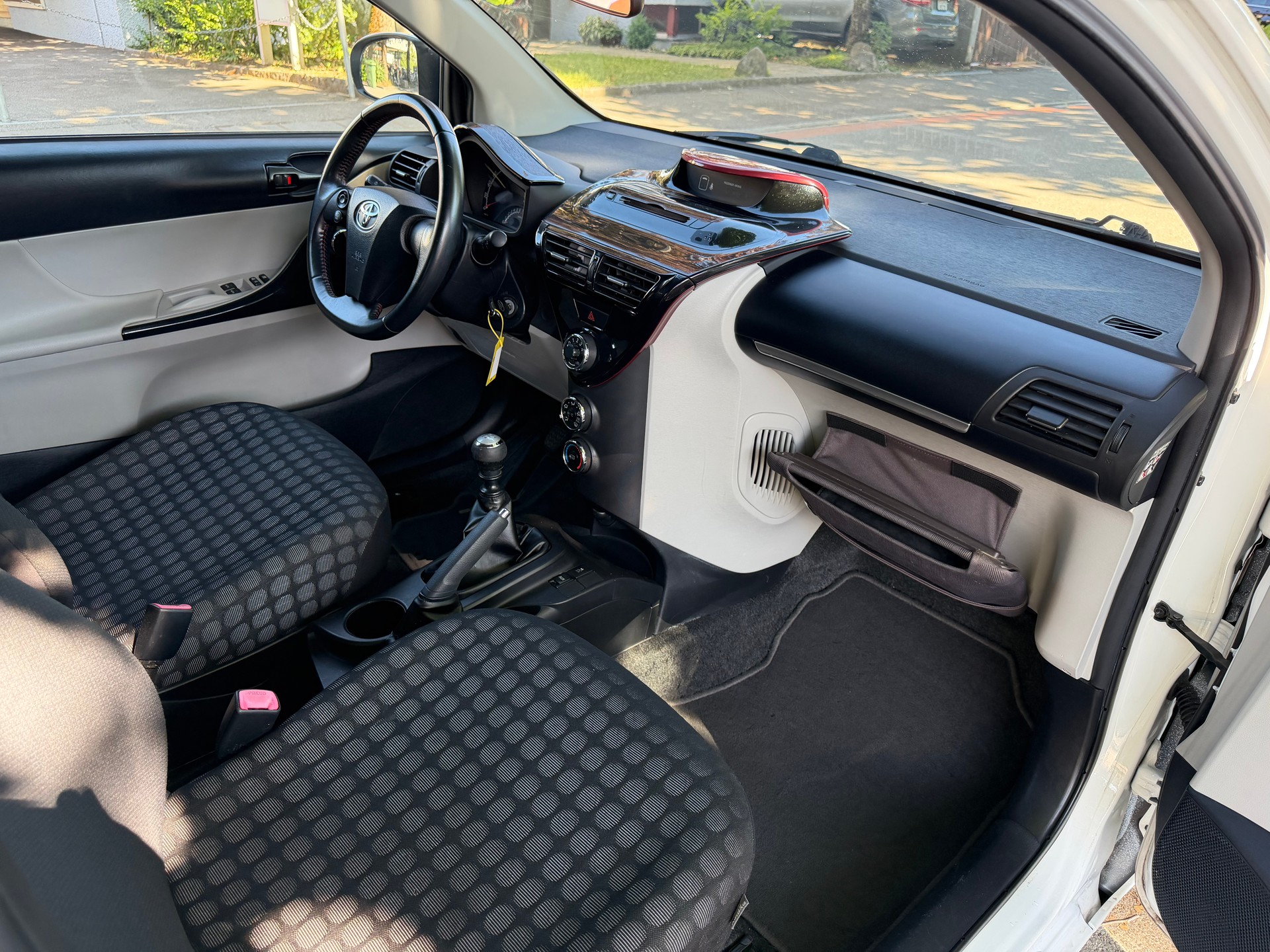 TOYOTA iQ-image-8