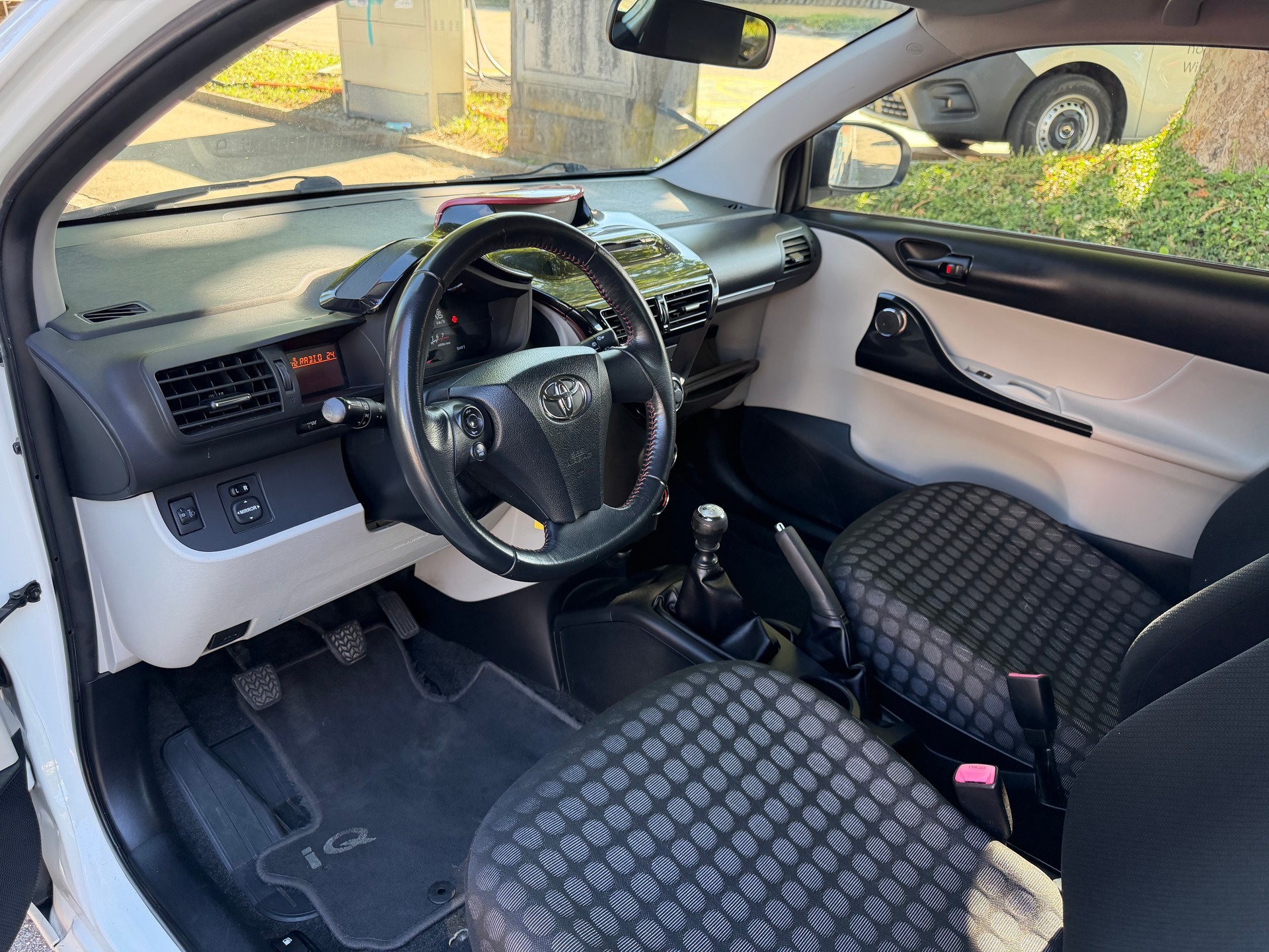 TOYOTA iQ-image-9