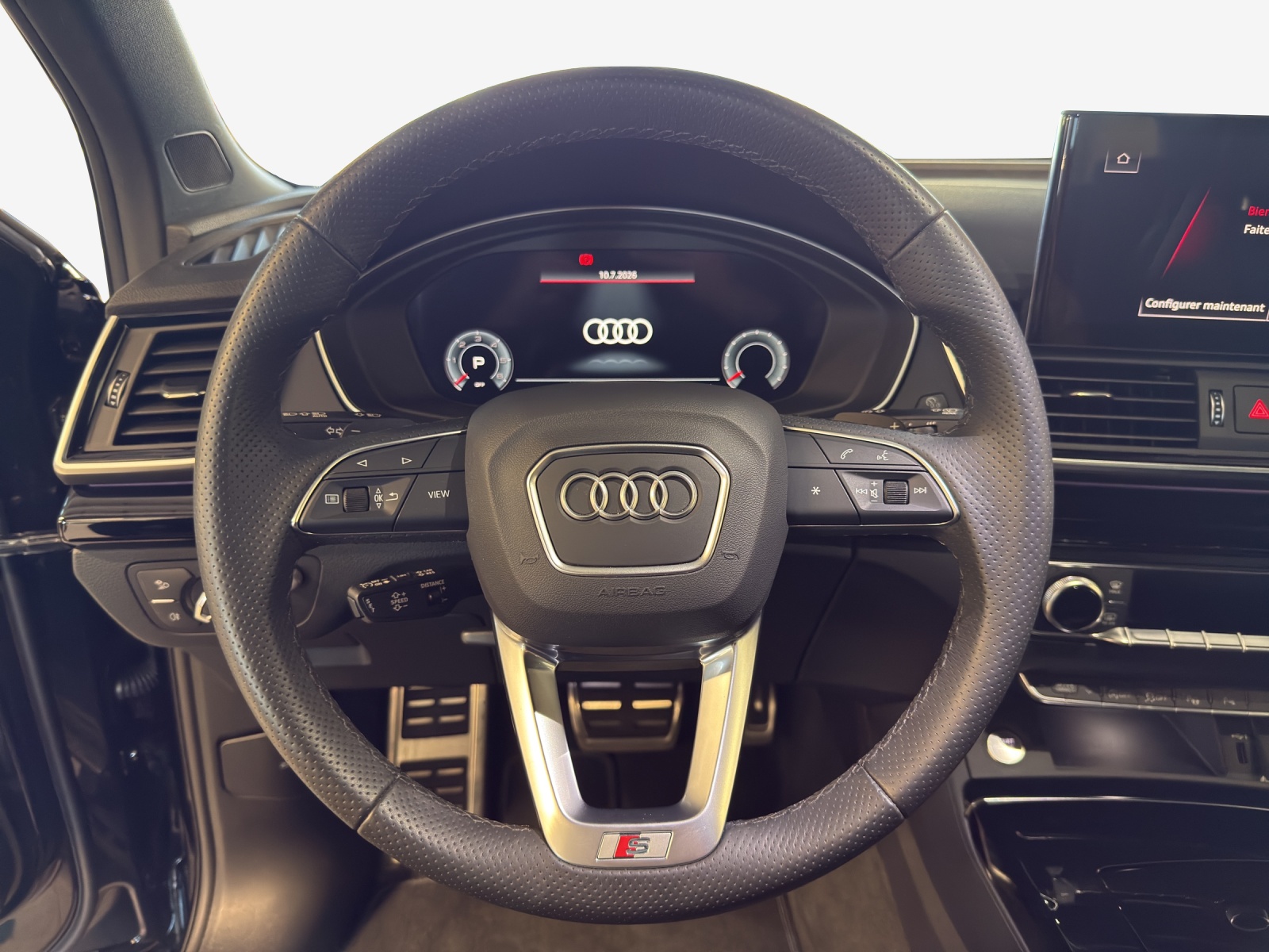 AUDI Q5 40 TDI Black Edition quattro S-tronic-image-9