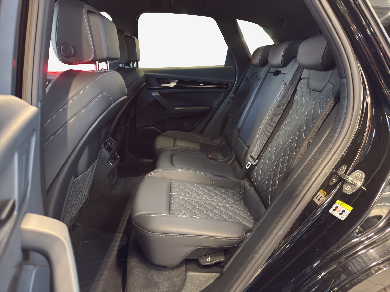 AUDI Q5 40 TDI Black Edition quattro S-tronic-image-11