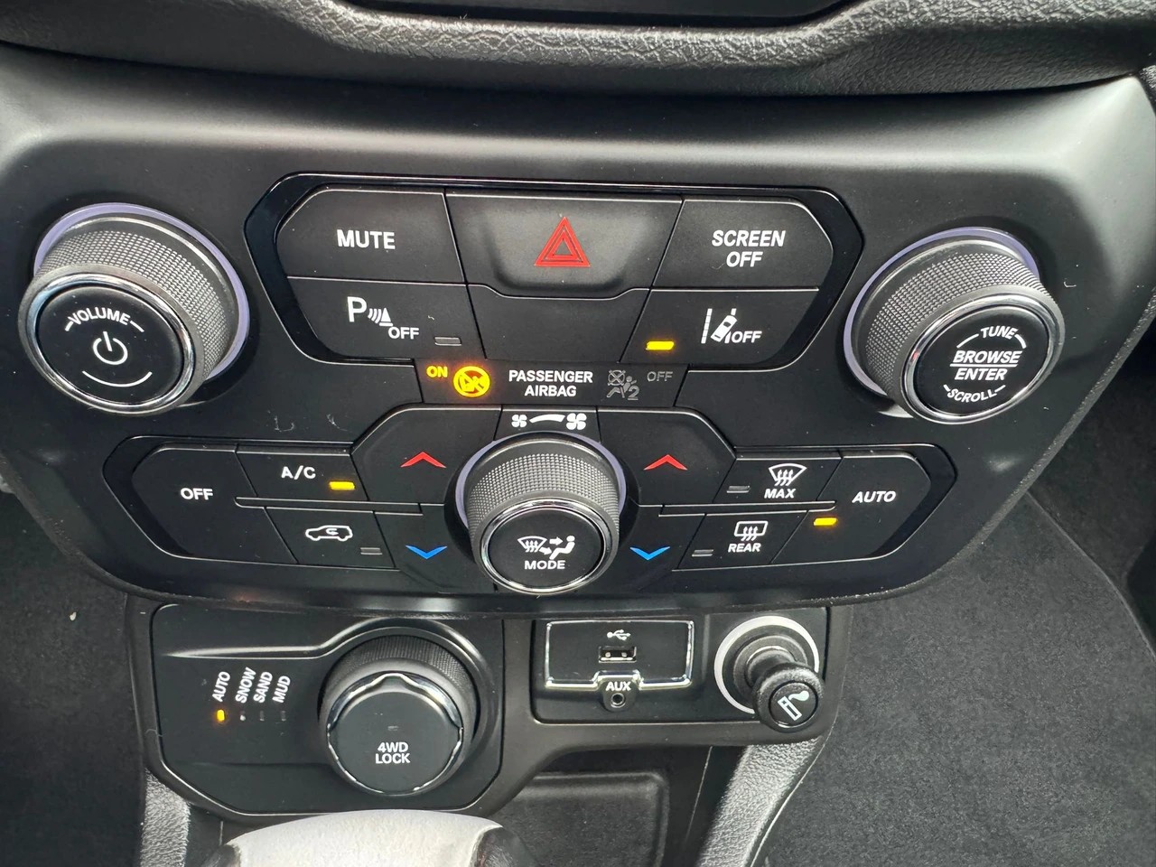 JEEP Renegade 1.3 Turbo Limited AWD-image-14
