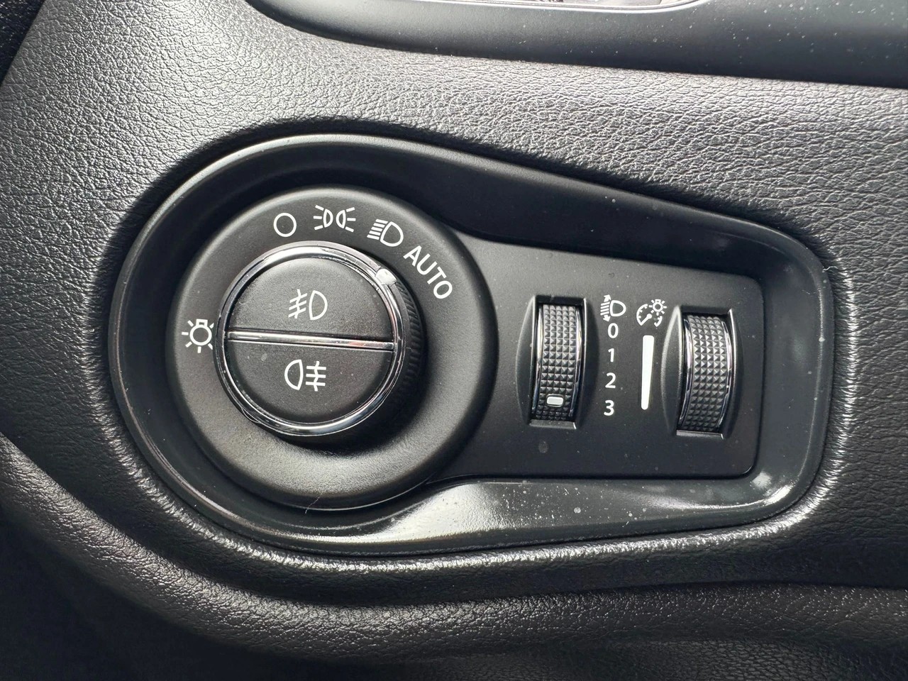 JEEP Renegade 1.3 Turbo Limited AWD-image-17