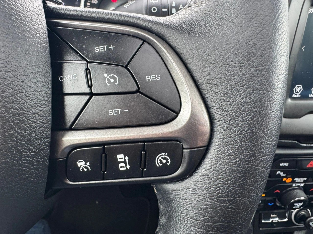 JEEP Renegade 1.3 Turbo Limited AWD-image-16