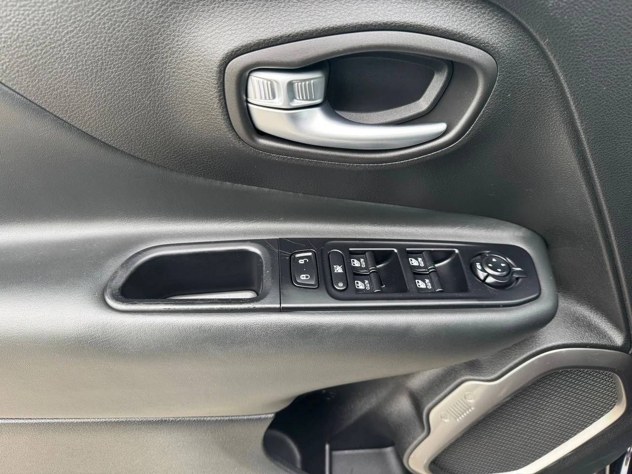 JEEP Renegade 1.3 Turbo Limited AWD-image-7