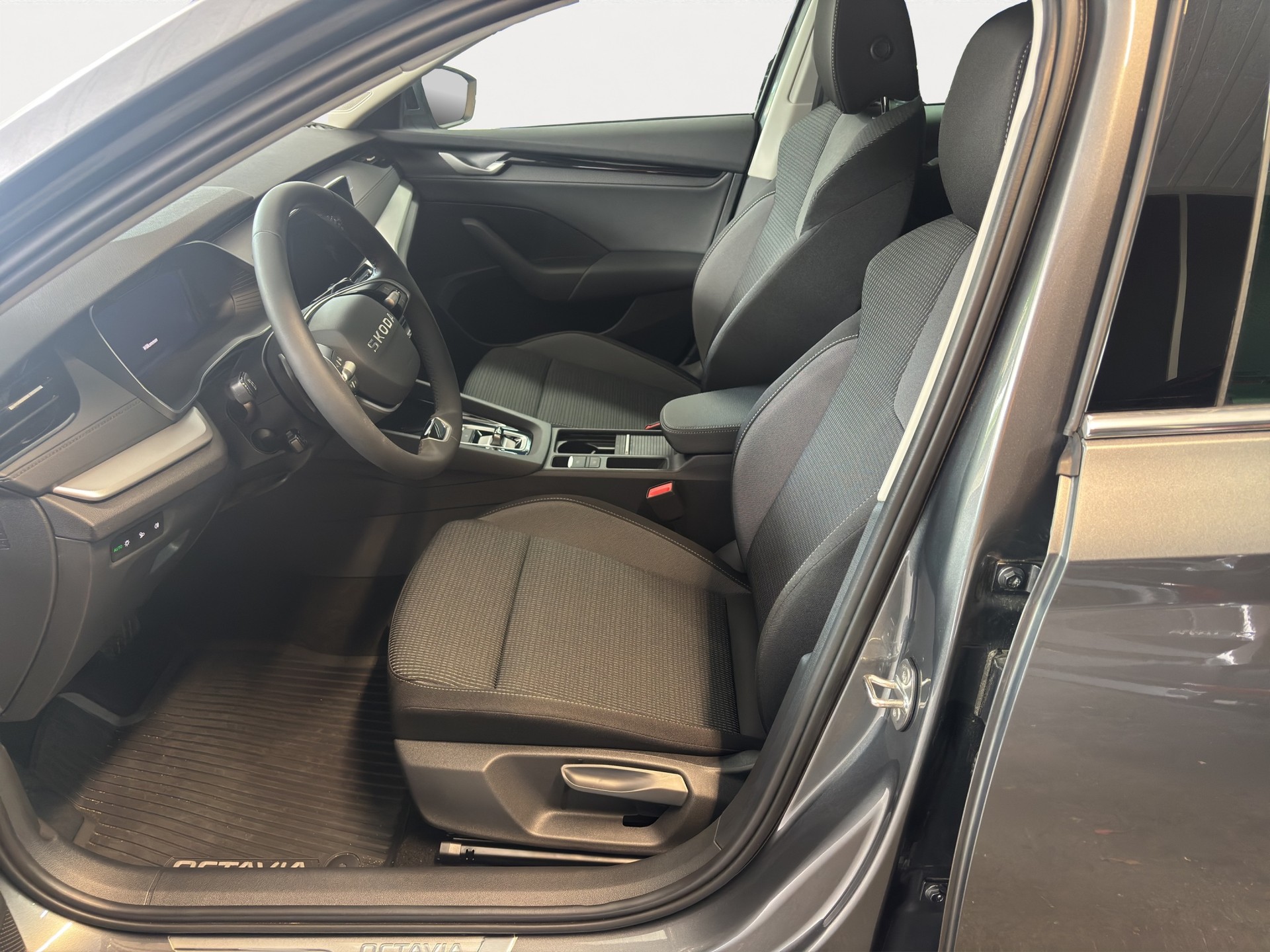 SKODA Octavia Combi 1.5 TSI mHEV DSG Dynamic-image-8