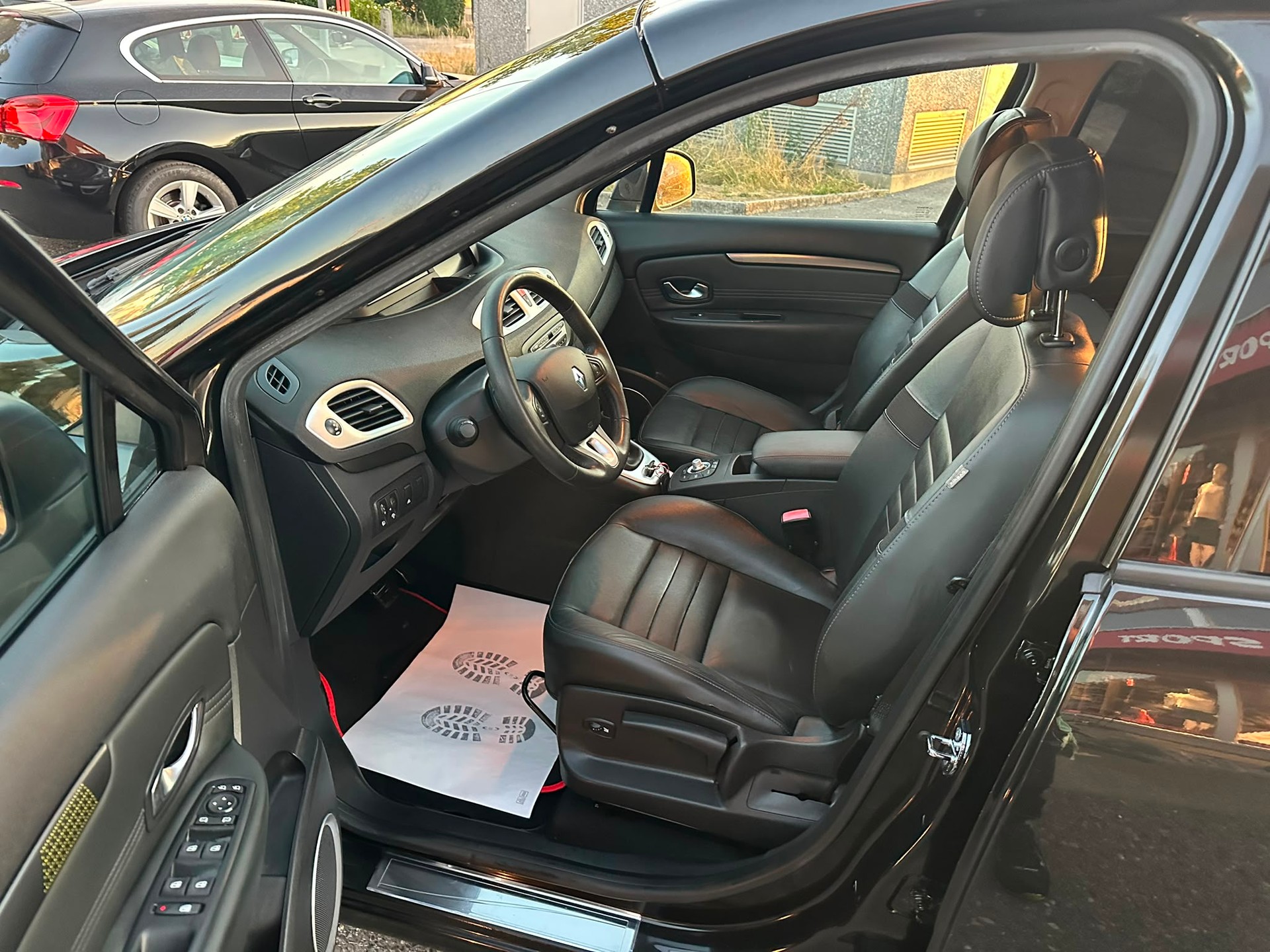 RENAULT Scénic 2.0 16V Privilège X-Tronic CVT-image-8