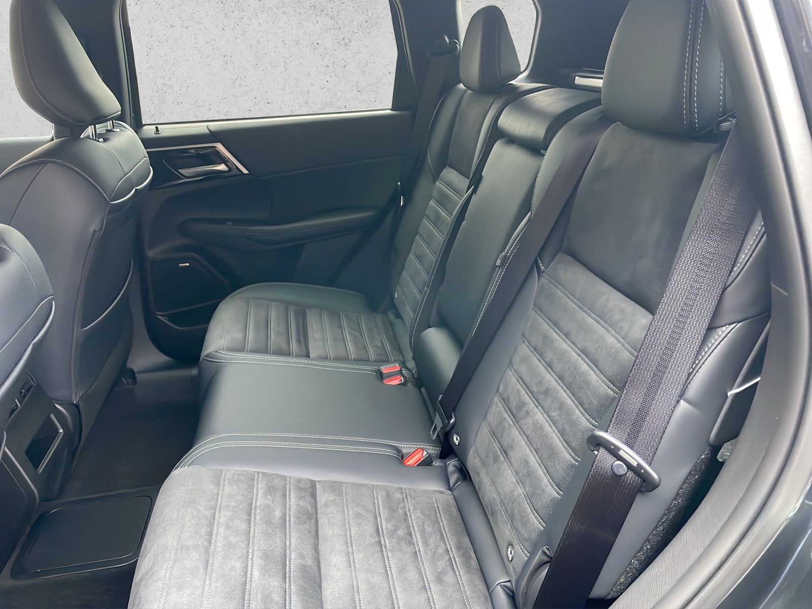 MITSUBISHI Outlander 2.4 PHEV Invite 4x4-image-15