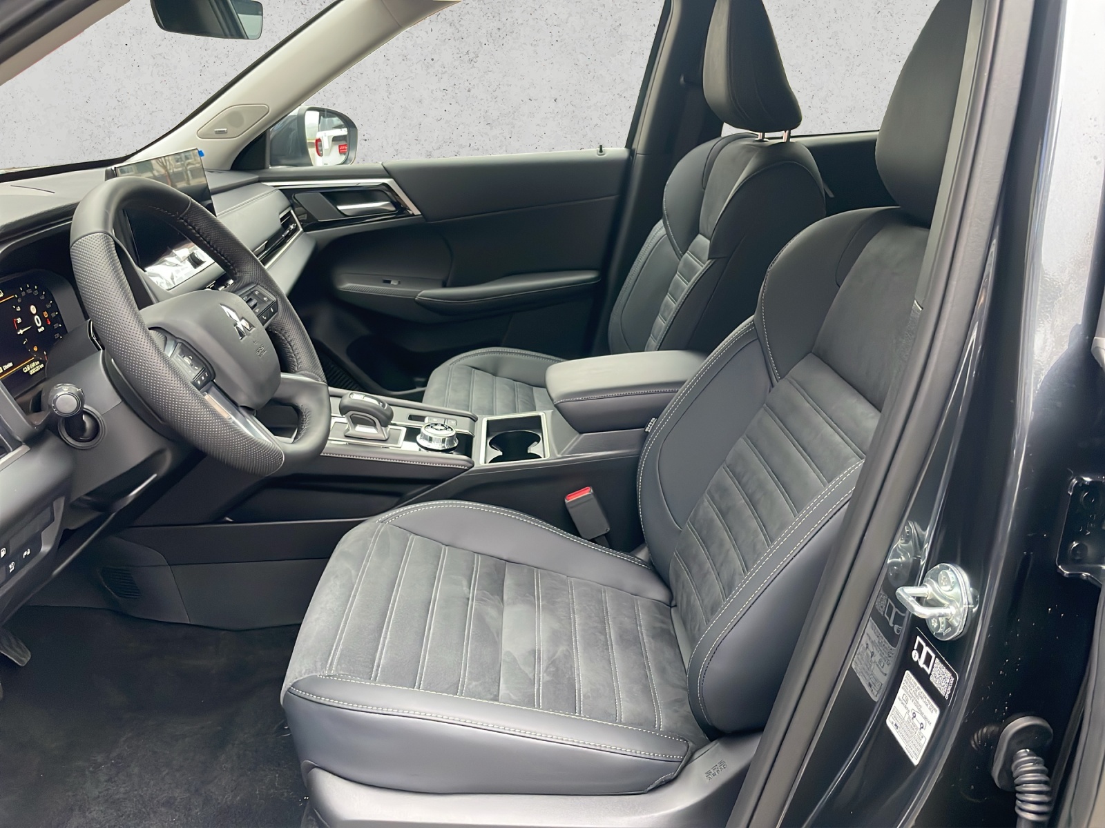 MITSUBISHI Outlander 2.4 PHEV Invite 4x4-image-8