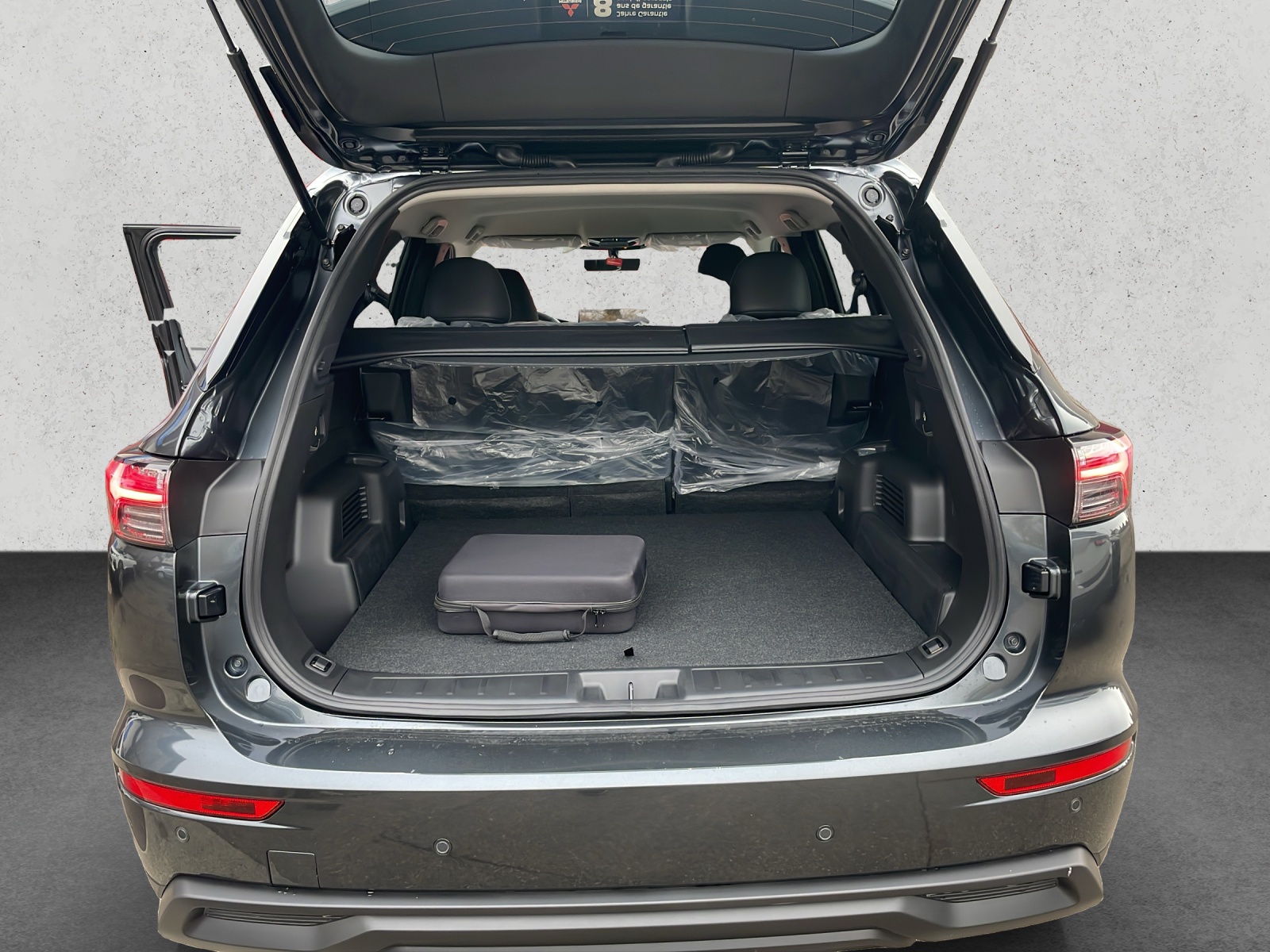 MITSUBISHI Outlander 2.4 PHEV Invite 4x4-image-12