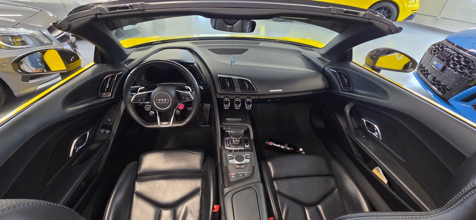 AUDI R8 Spyder 5.2 S-Tronic-image-6