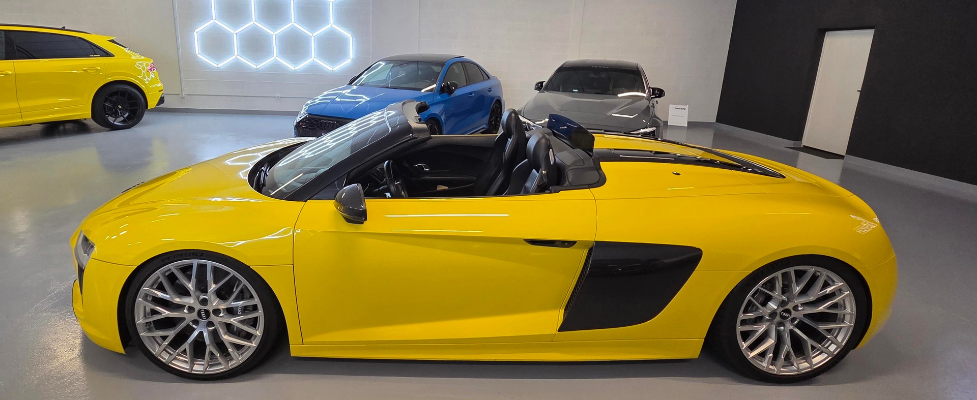 AUDI R8 Spyder 5.2 S-Tronic-image-2