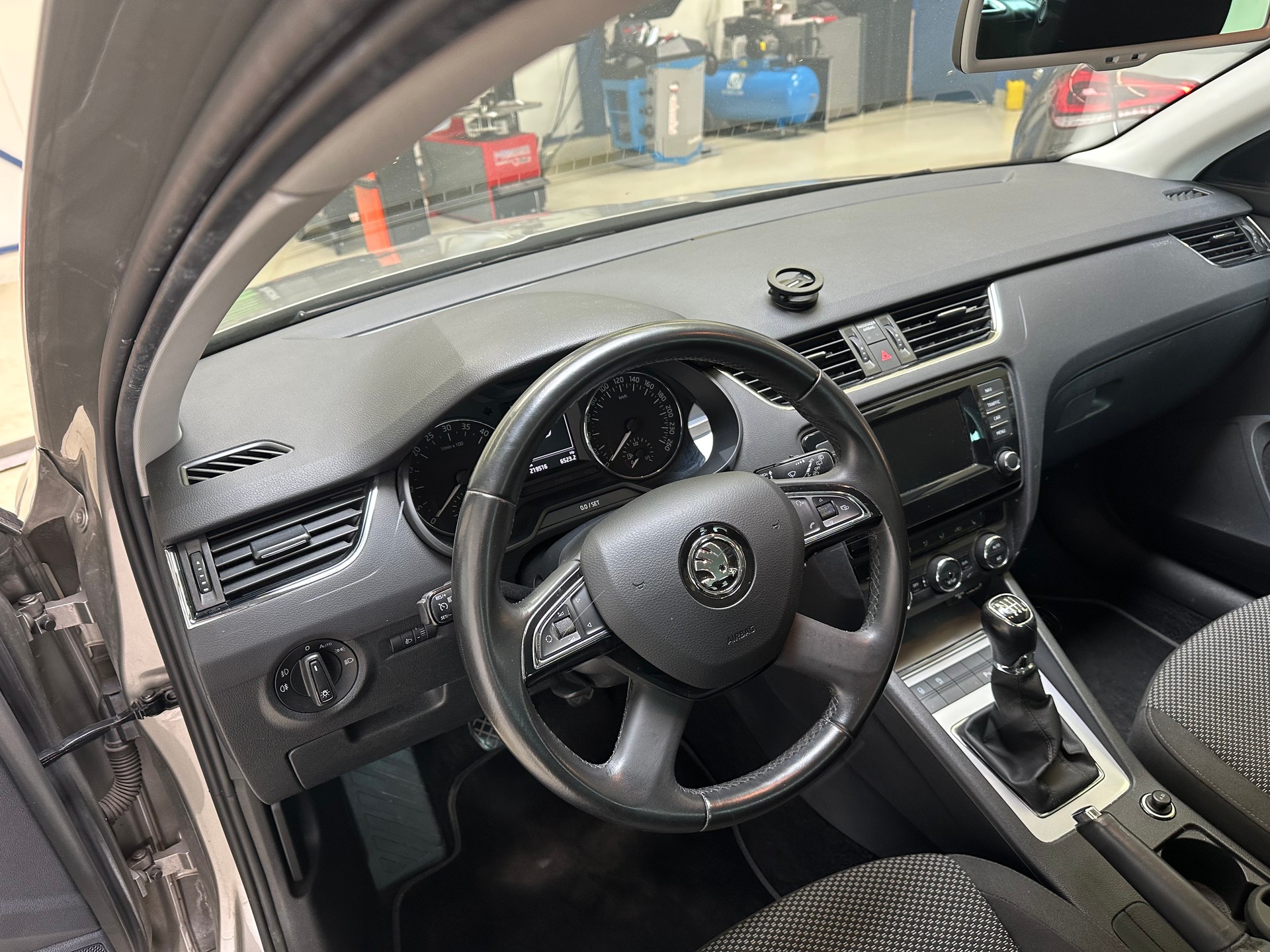 SKODA Octavia Combi 2.0 TDI Ambition-image-8