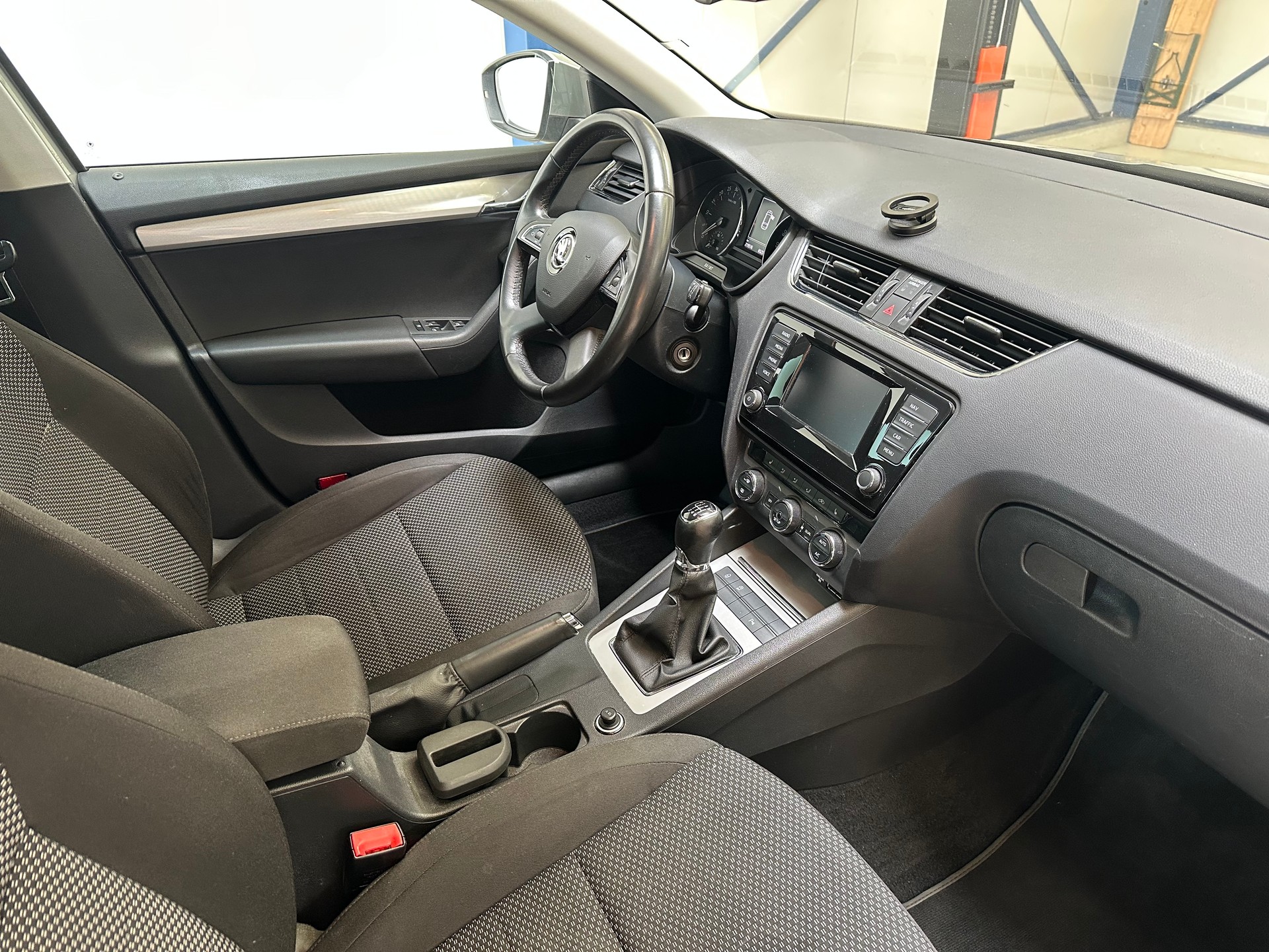 SKODA Octavia Combi 2.0 TDI Ambition-image-6