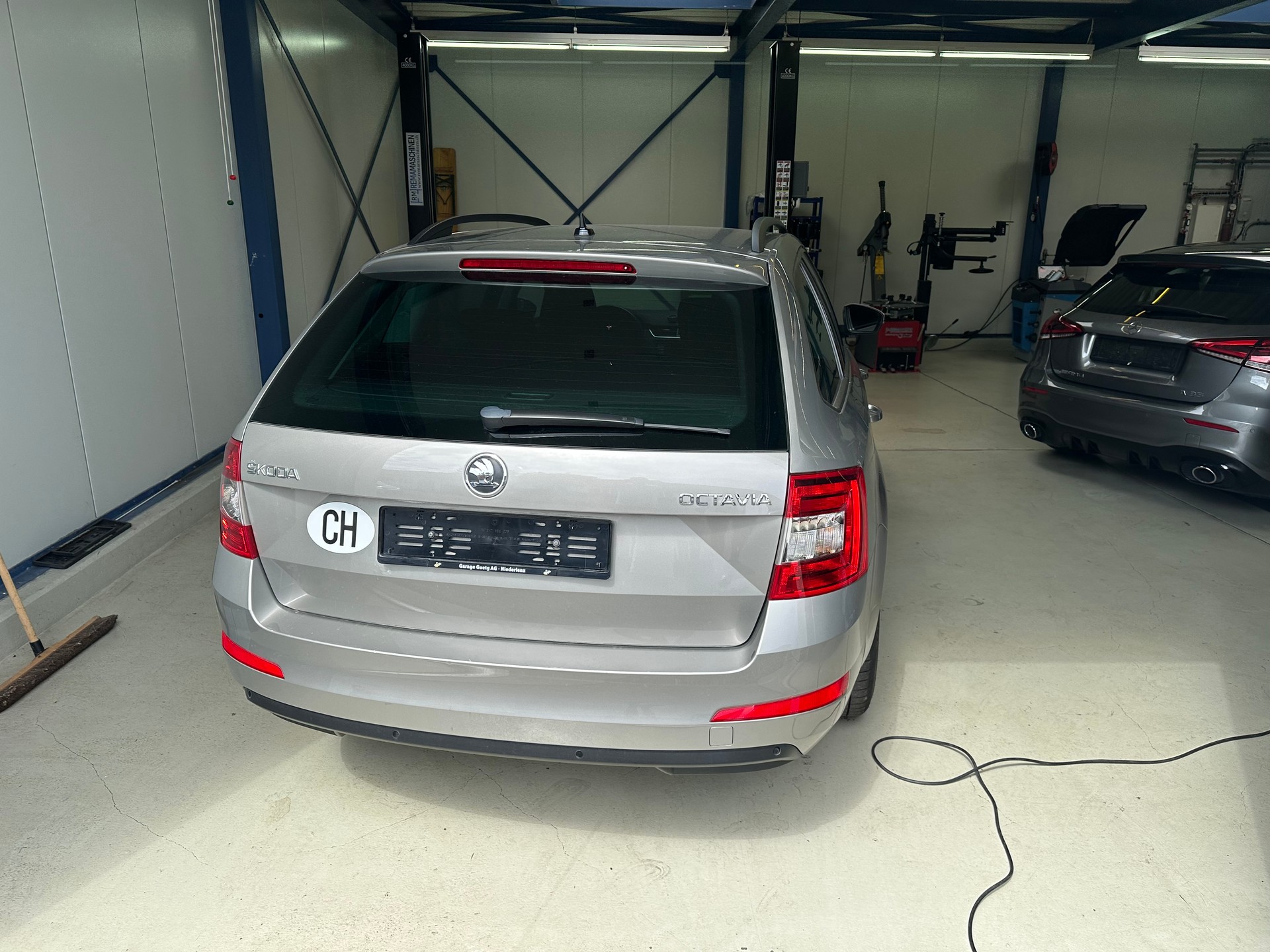 SKODA Octavia Combi 2.0 TDI Ambition-image-5
