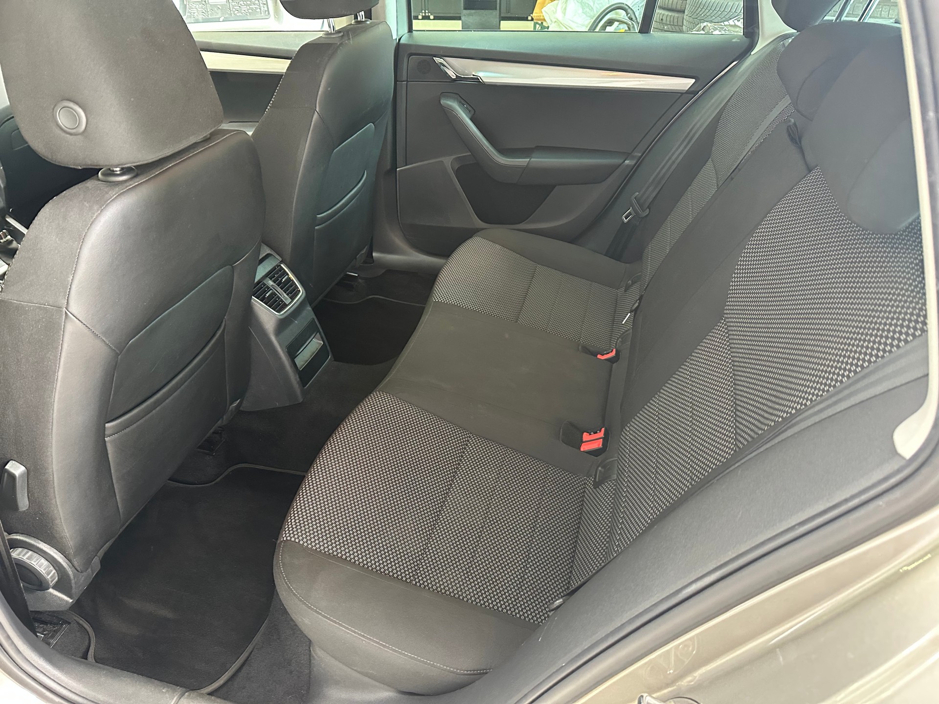 SKODA Octavia Combi 2.0 TDI Ambition-image-9