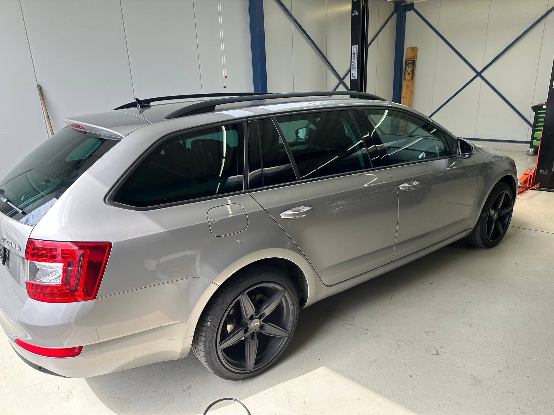 SKODA Octavia Combi 2.0 TDI Ambition-image-4