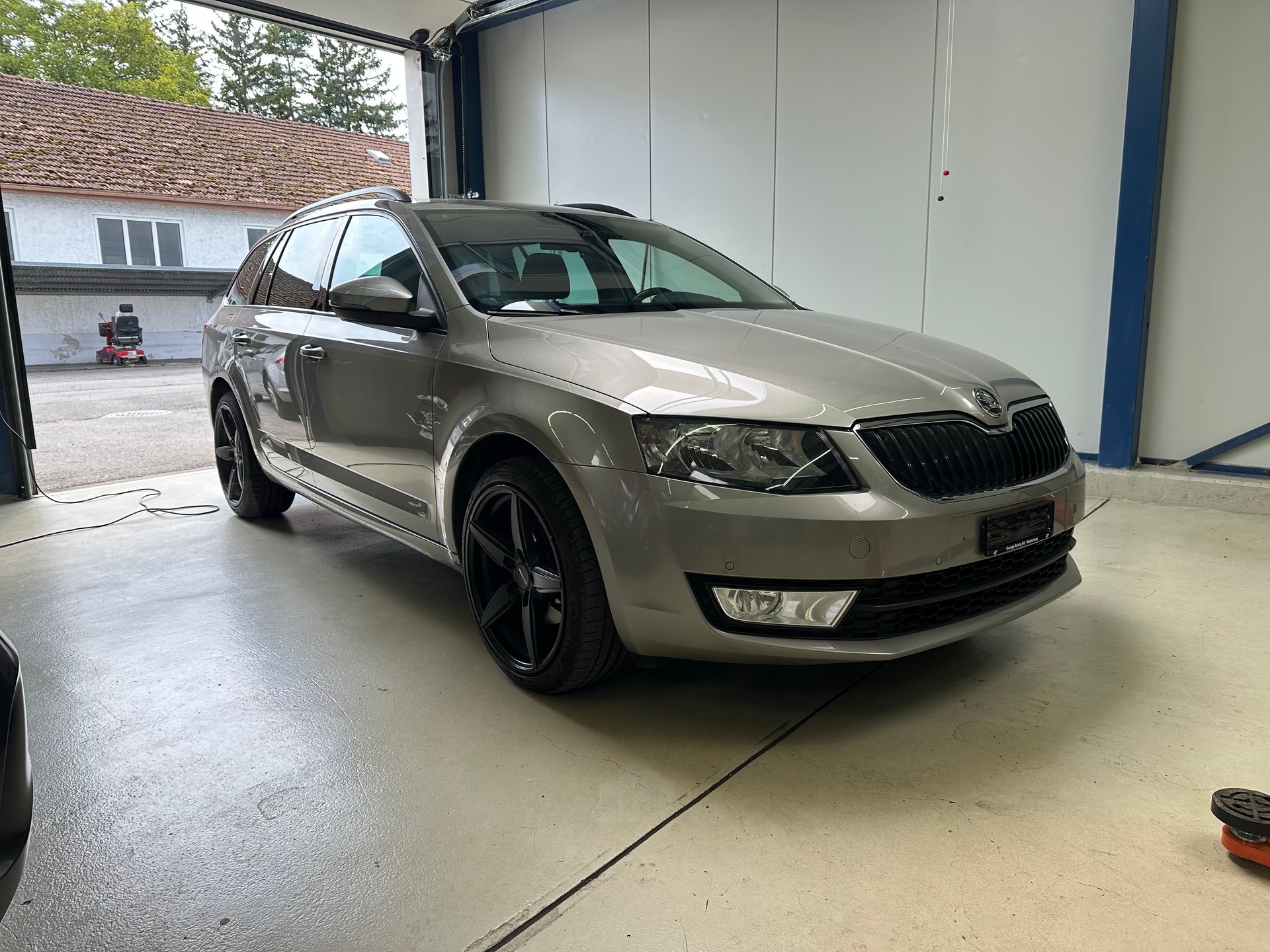 SKODA Octavia Combi 2.0 TDI Ambition-image-1