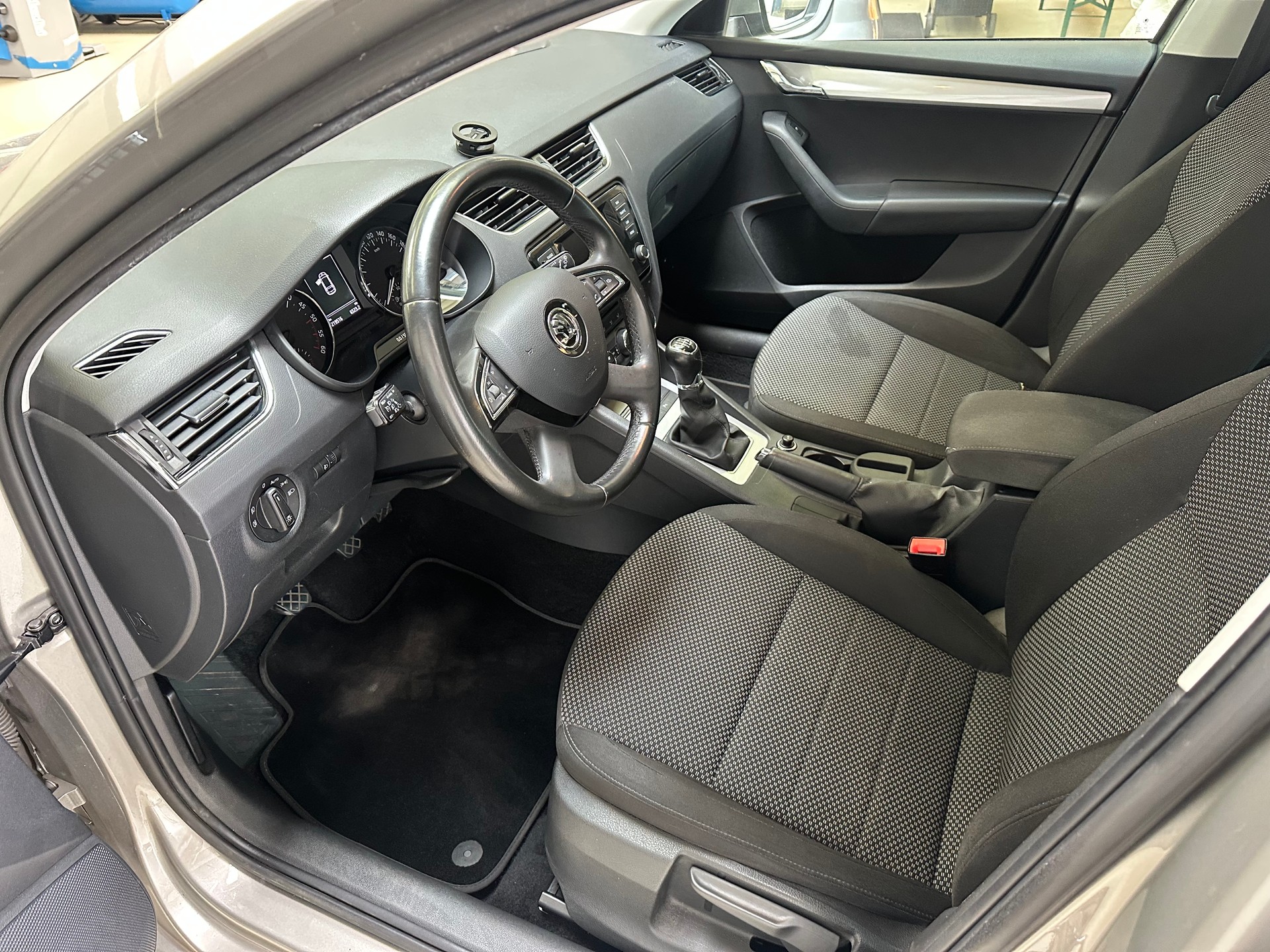 SKODA Octavia Combi 2.0 TDI Ambition-image-7