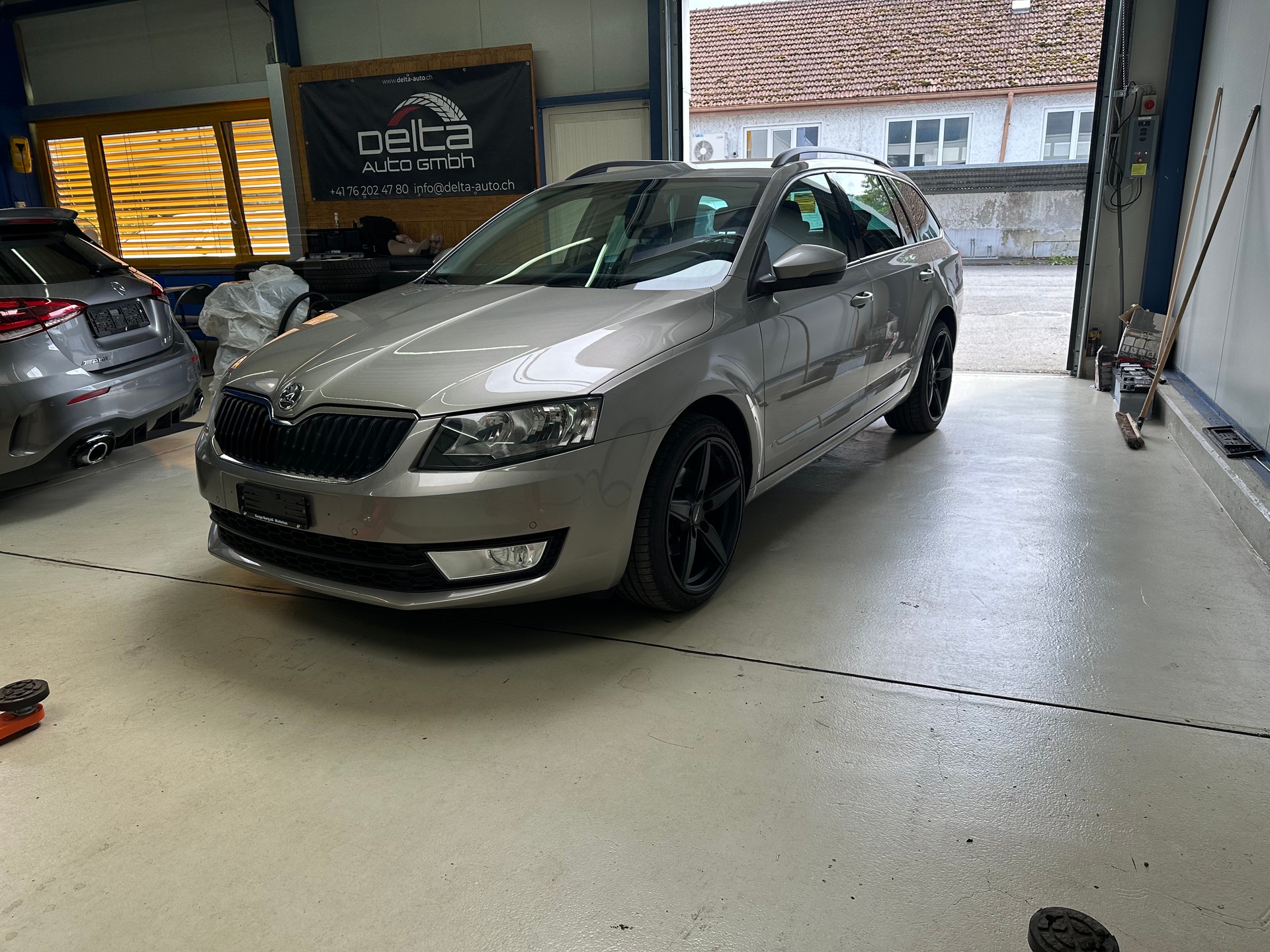 SKODA Octavia Combi 2.0 TDI Ambition-image-0