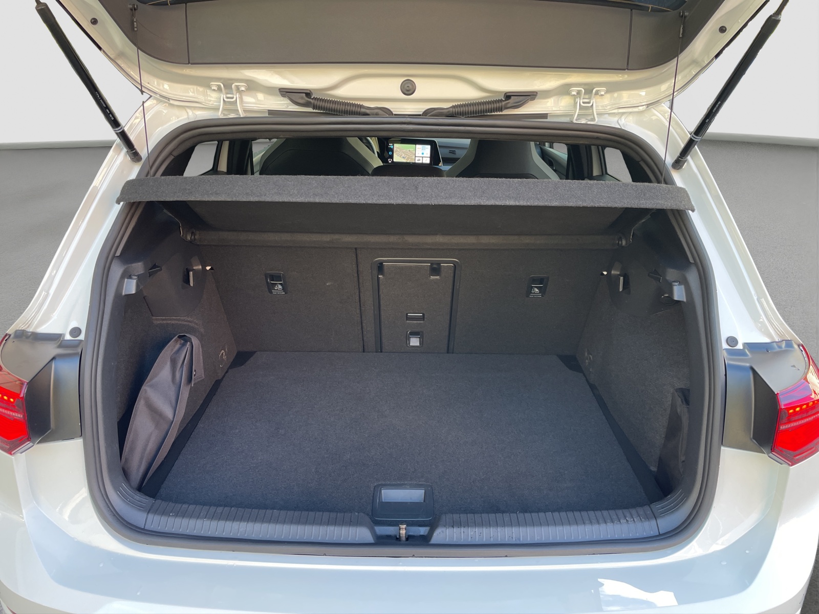 VW Golf 1.5 eTSI mHEV ACT R-Line DSG-image-9