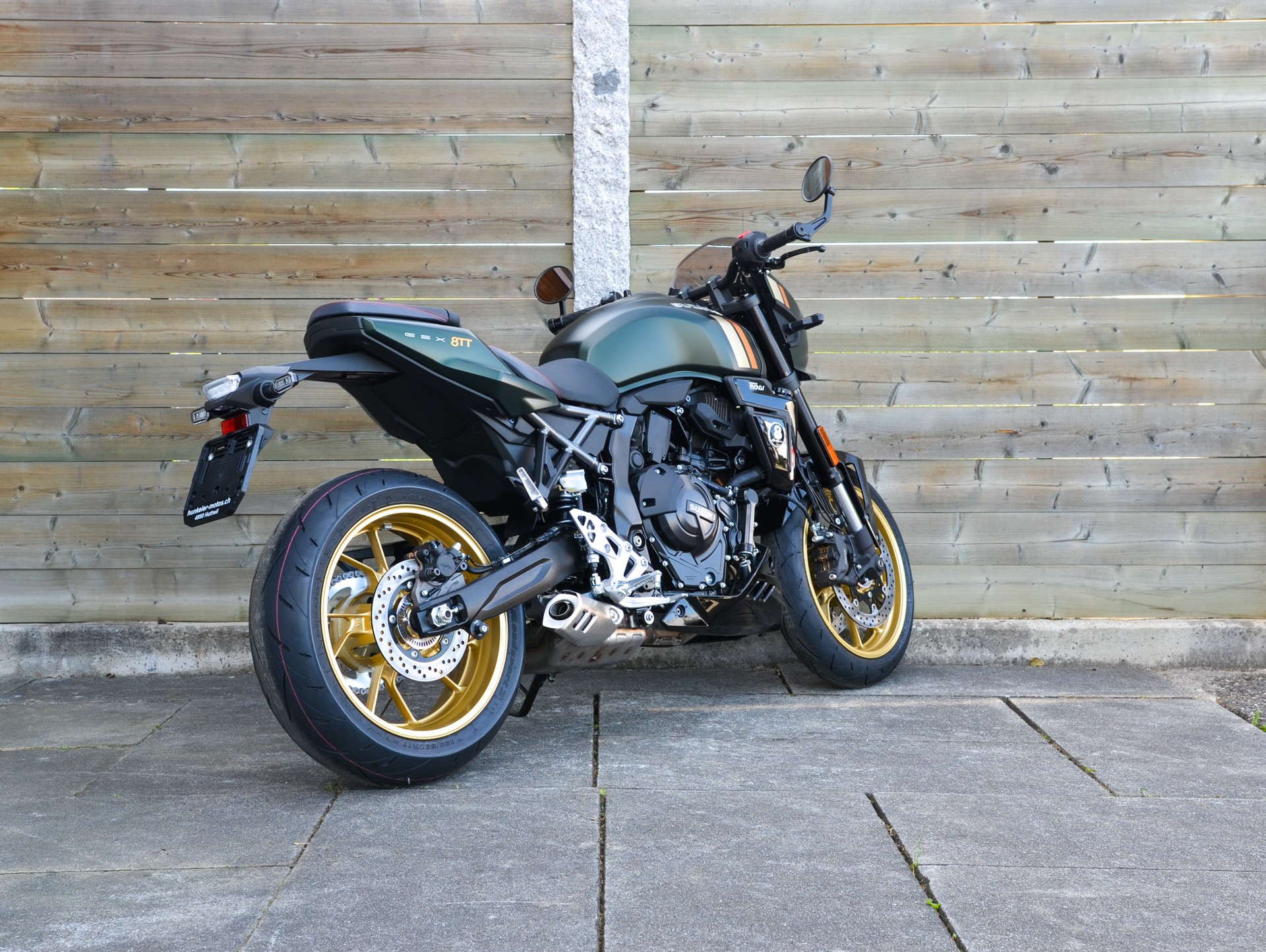 SUZUKI GSX 8TT-showroom-element-1