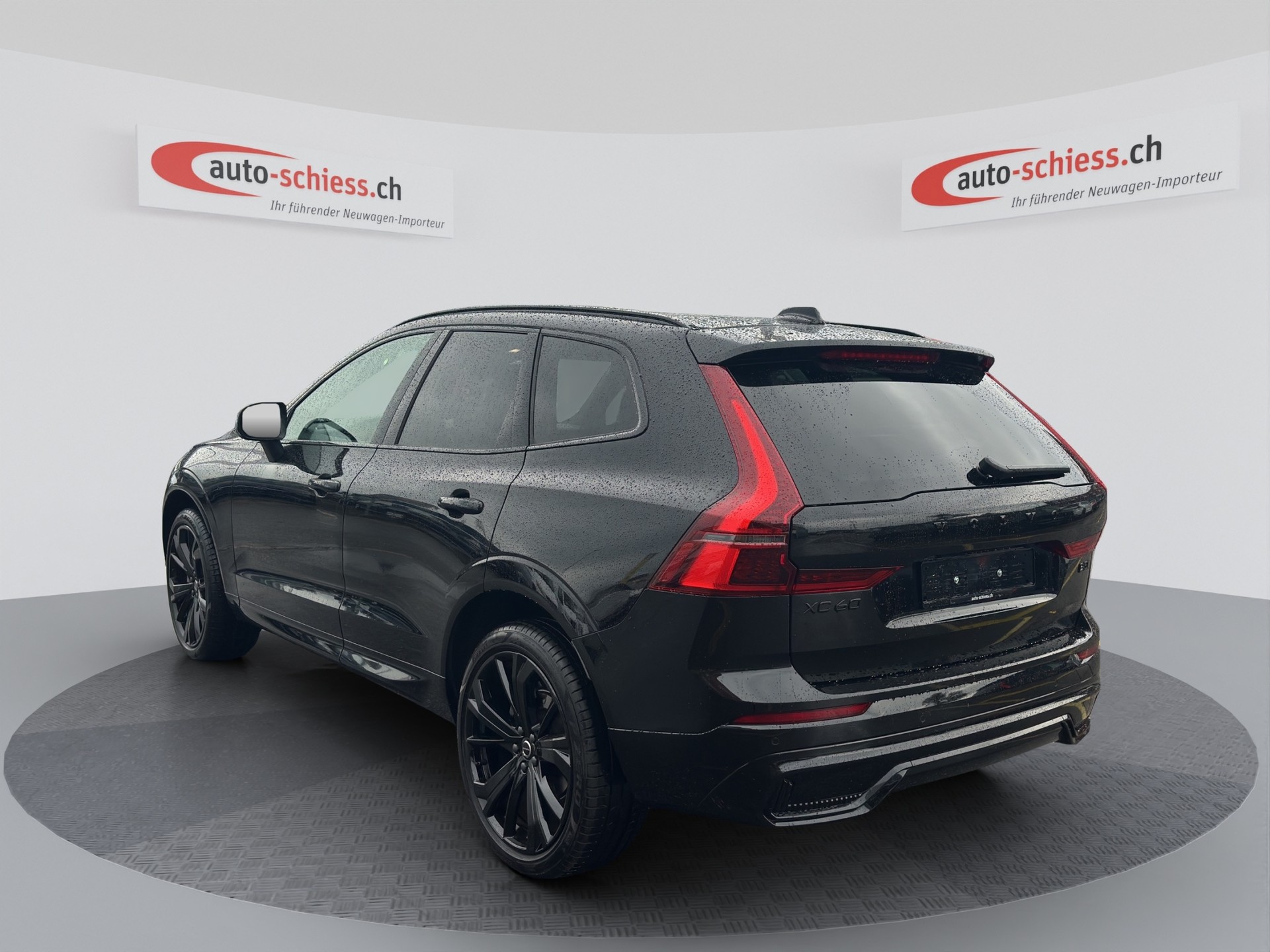 VOLVO XC60 B5 Benzin Mild Hybrid AWD Plus Black Edition Geartronic-image-2