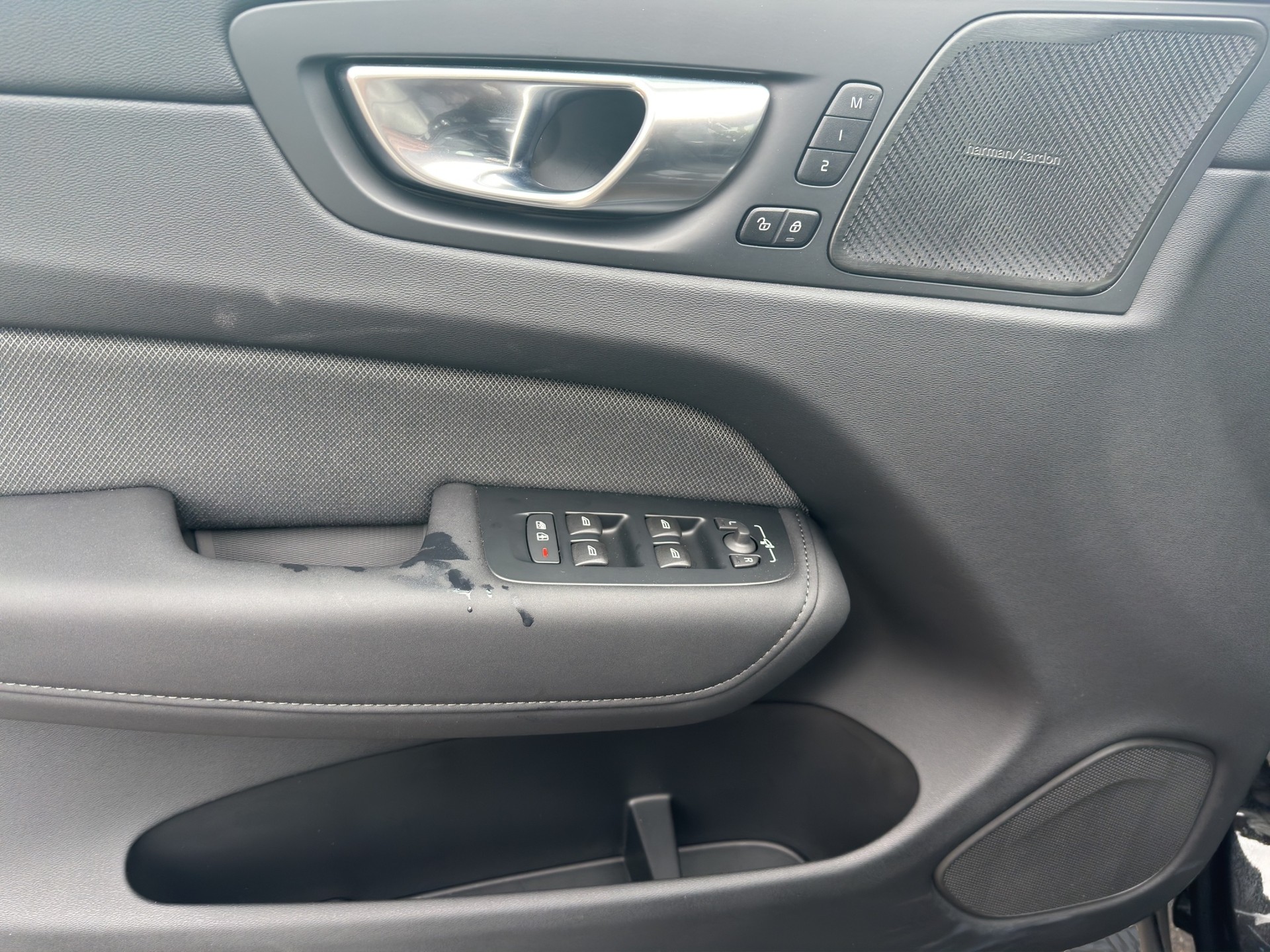 VOLVO XC60 B5 Benzin Mild Hybrid AWD Plus Black Edition Geartronic-image-9