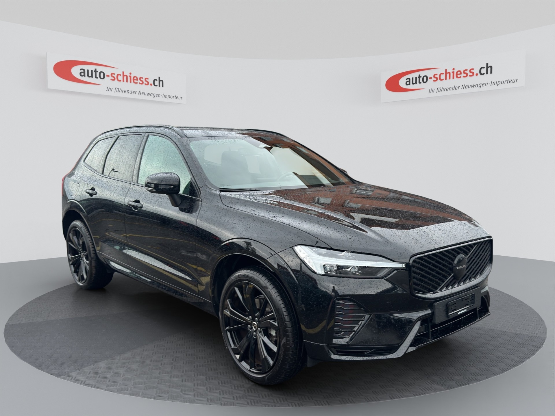 VOLVO XC60 B5 Benzin Mild Hybrid AWD Plus Black Edition Geartronic-image-0