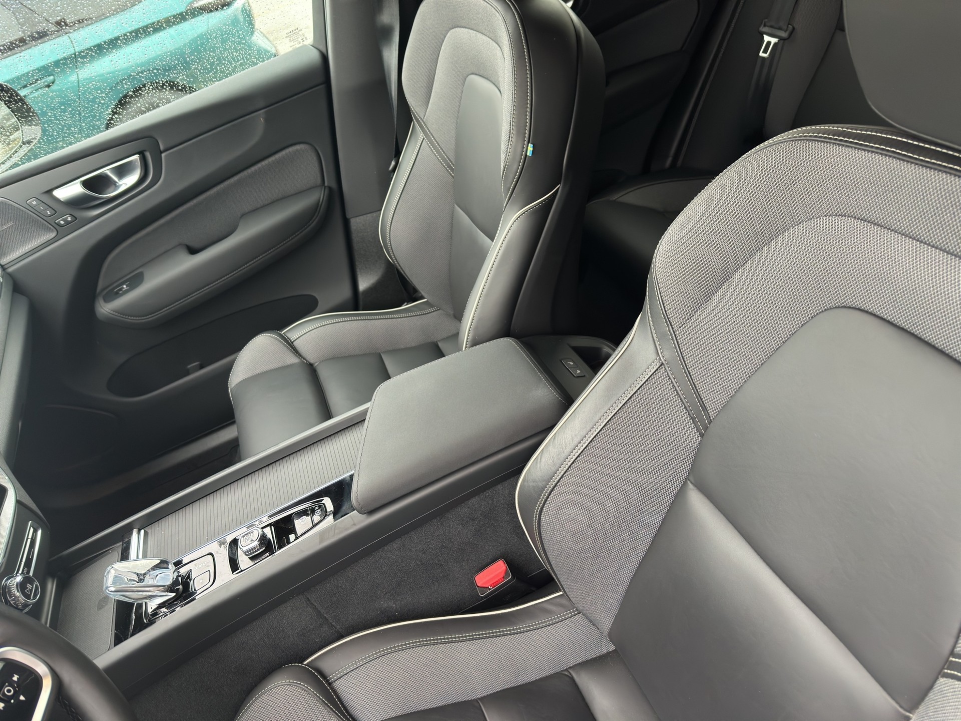 VOLVO XC60 B5 Benzin Mild Hybrid AWD Plus Black Edition Geartronic-image-5