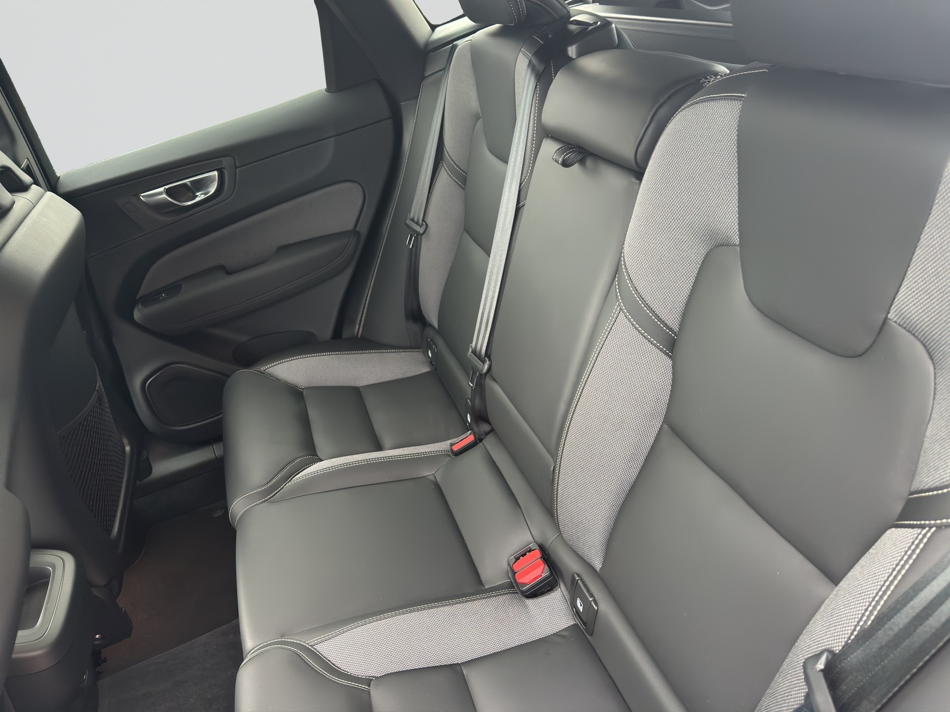 VOLVO XC60 B5 Benzin Mild Hybrid AWD Plus Black Edition Geartronic-image-7