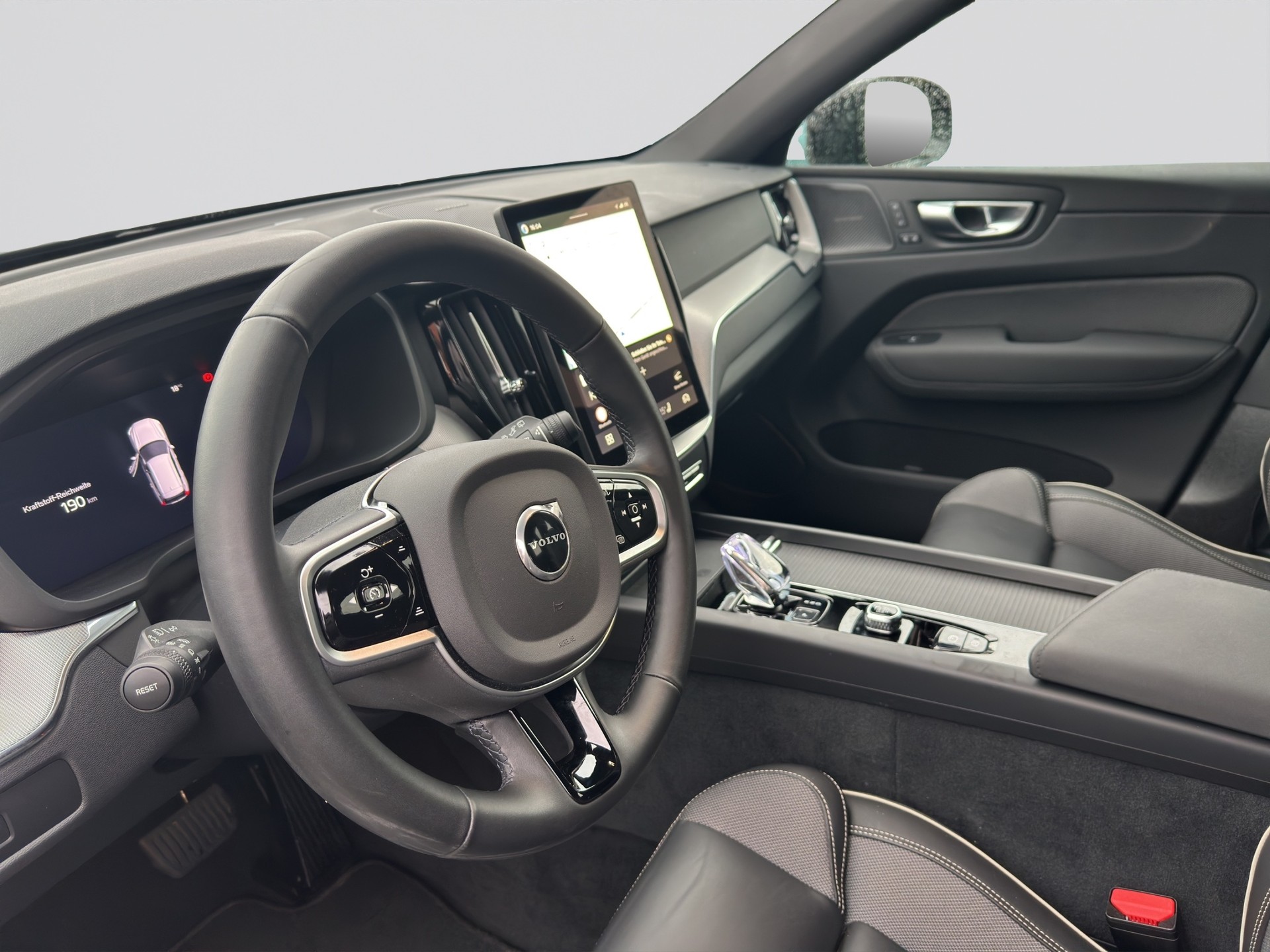 VOLVO XC60 B5 Benzin Mild Hybrid AWD Plus Black Edition Geartronic-image-6