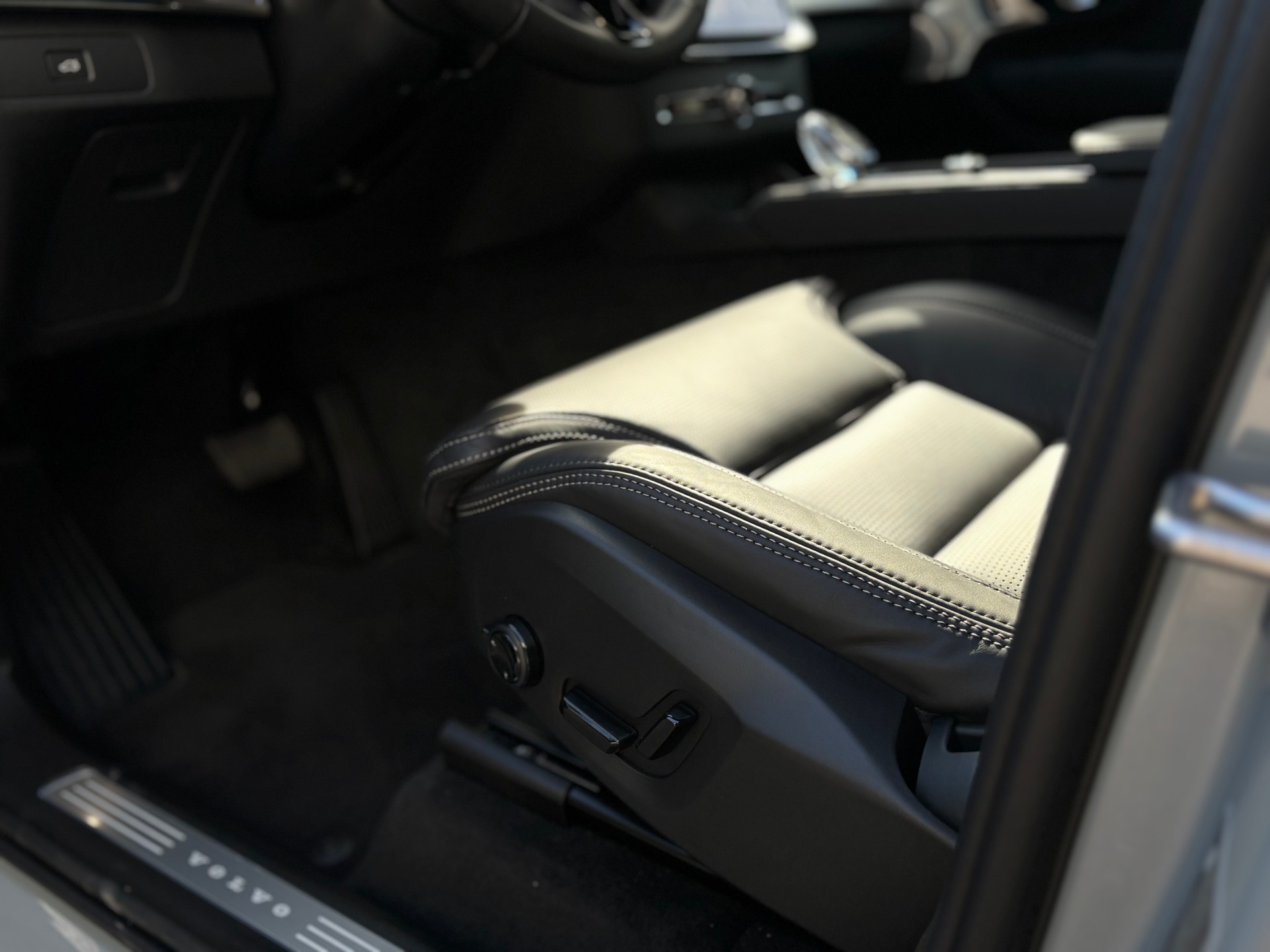 VOLVO XC90 2.0 B5 MH Black Edition AWD-image-18