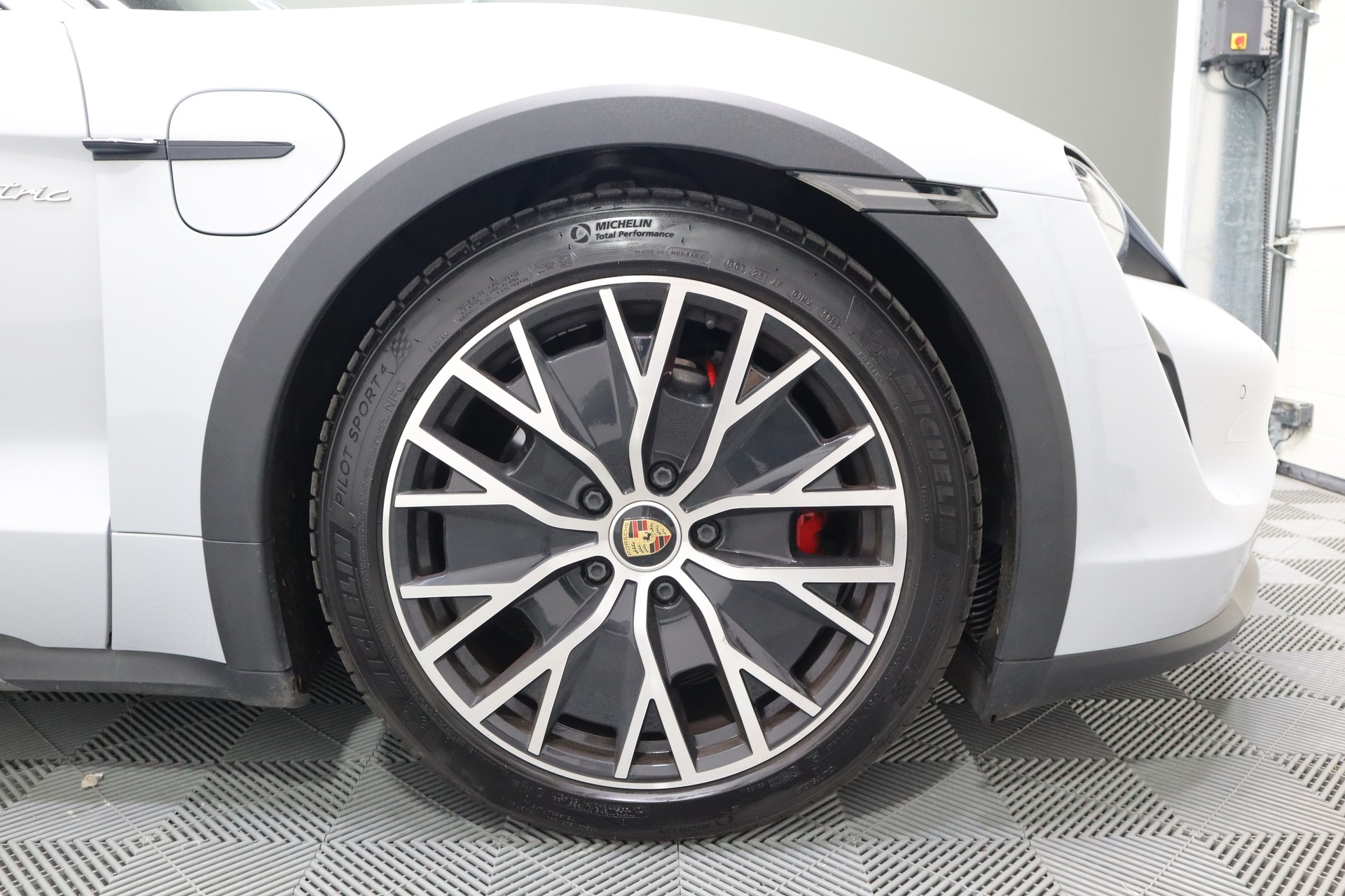PORSCHE Taycan 4S Cross Turismo * Porsche Approved *-image-30