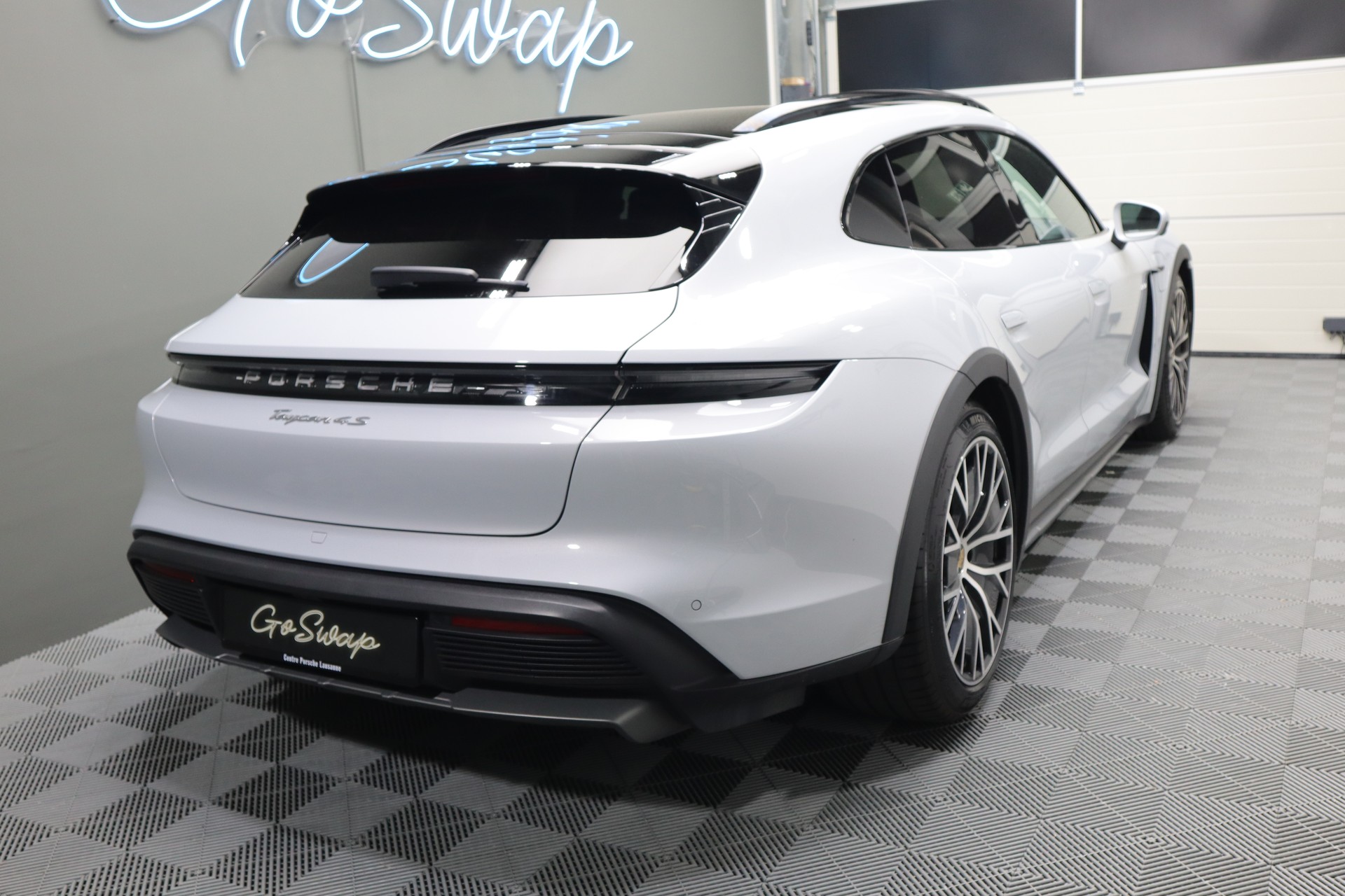 PORSCHE Taycan 4S Cross Turismo * Porsche Approved *-image-3