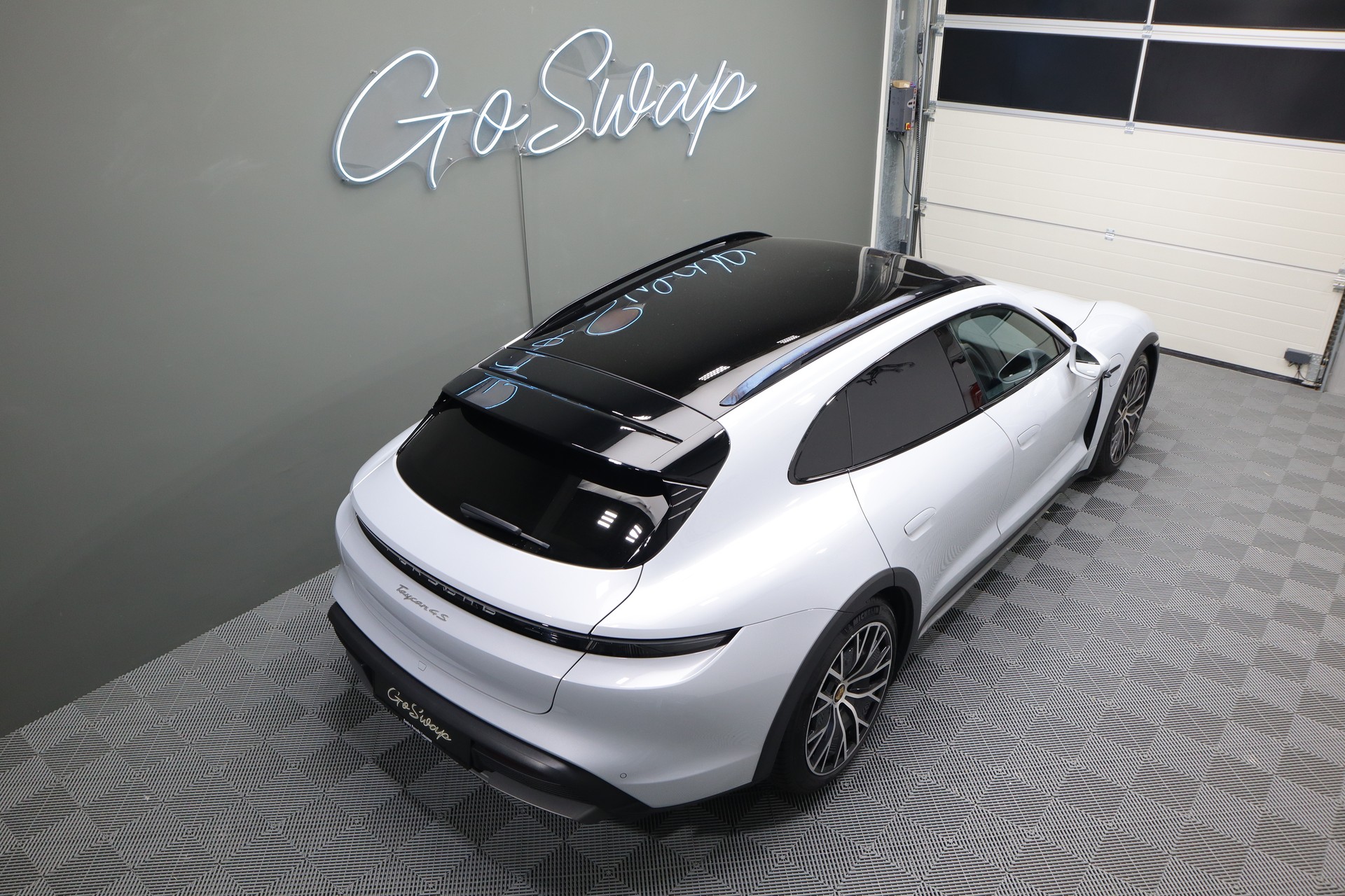 PORSCHE Taycan 4S Cross Turismo * Porsche Approved *-image-4