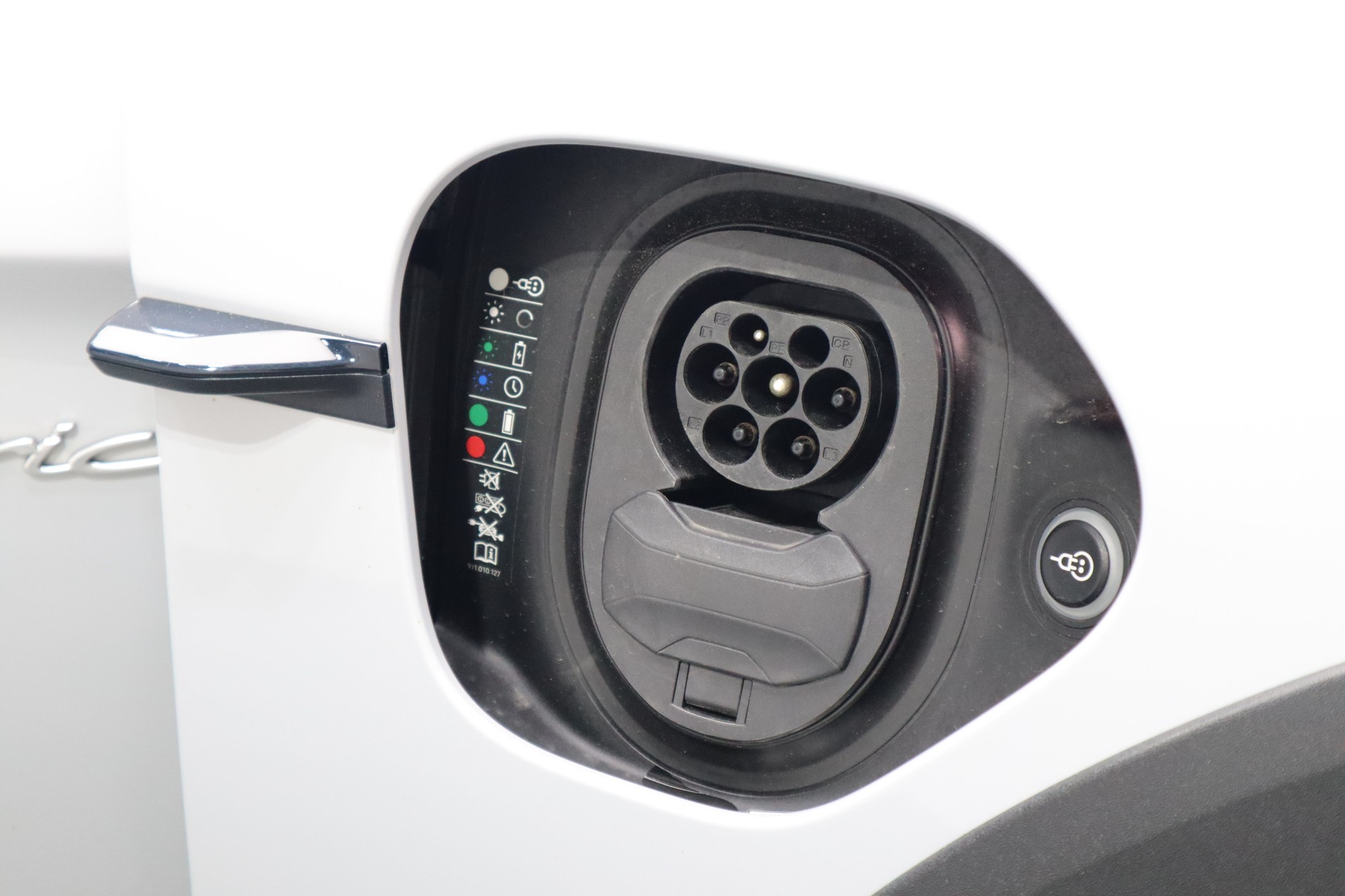 PORSCHE Taycan 4S Cross Turismo * Porsche Approved *-image-9