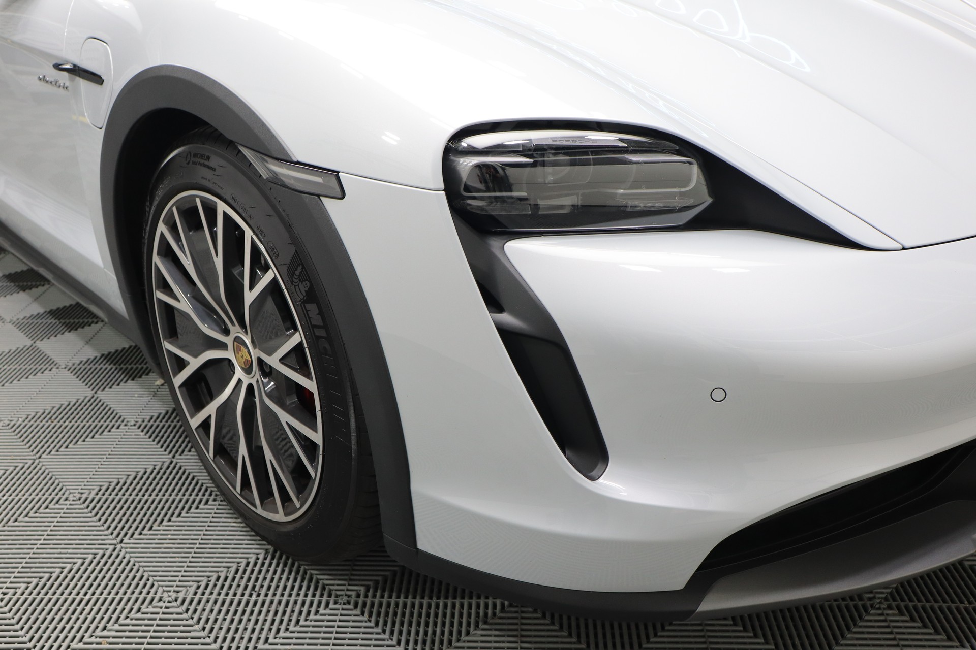 PORSCHE Taycan 4S Cross Turismo * Porsche Approved *-image-2