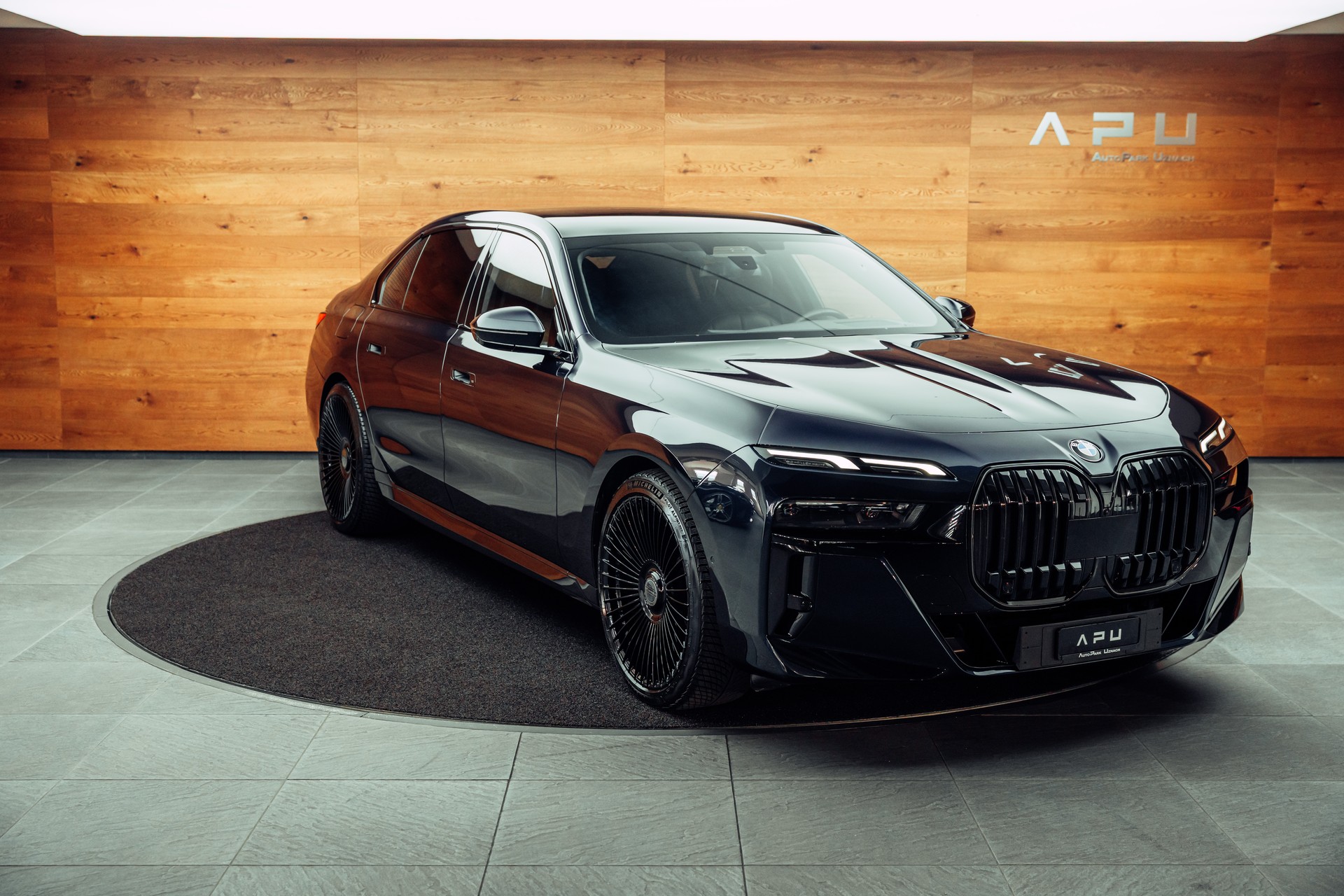 BMW 740d xDrive 48V M Sport Steptronic-image-0