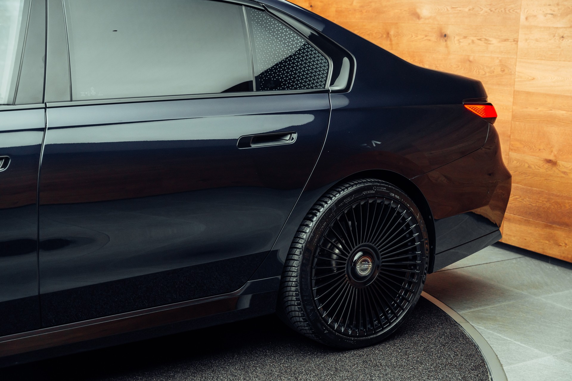 BMW 740d xDrive 48V M Sport Steptronic-image-23