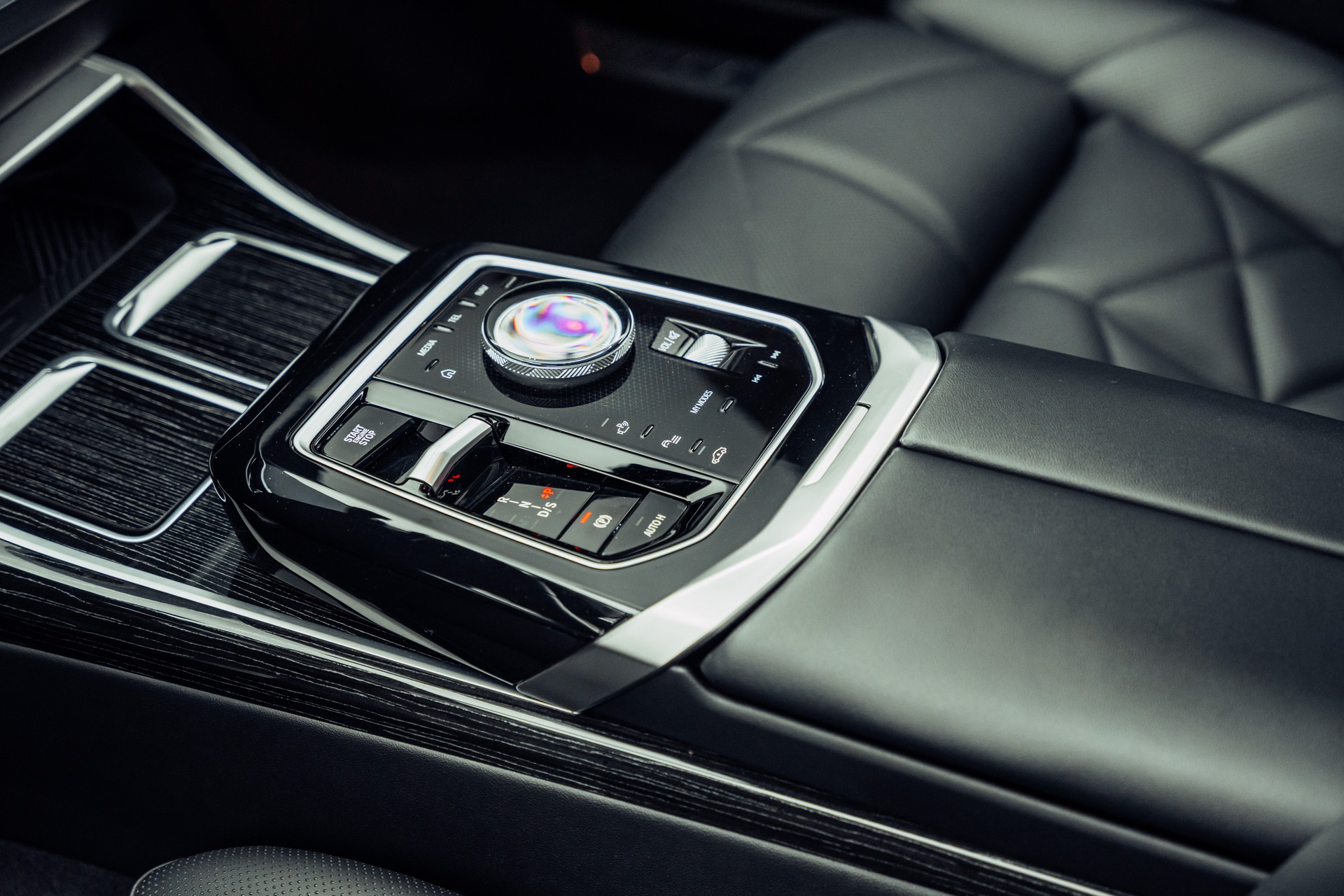 BMW 740d xDrive 48V M Sport Steptronic-image-15