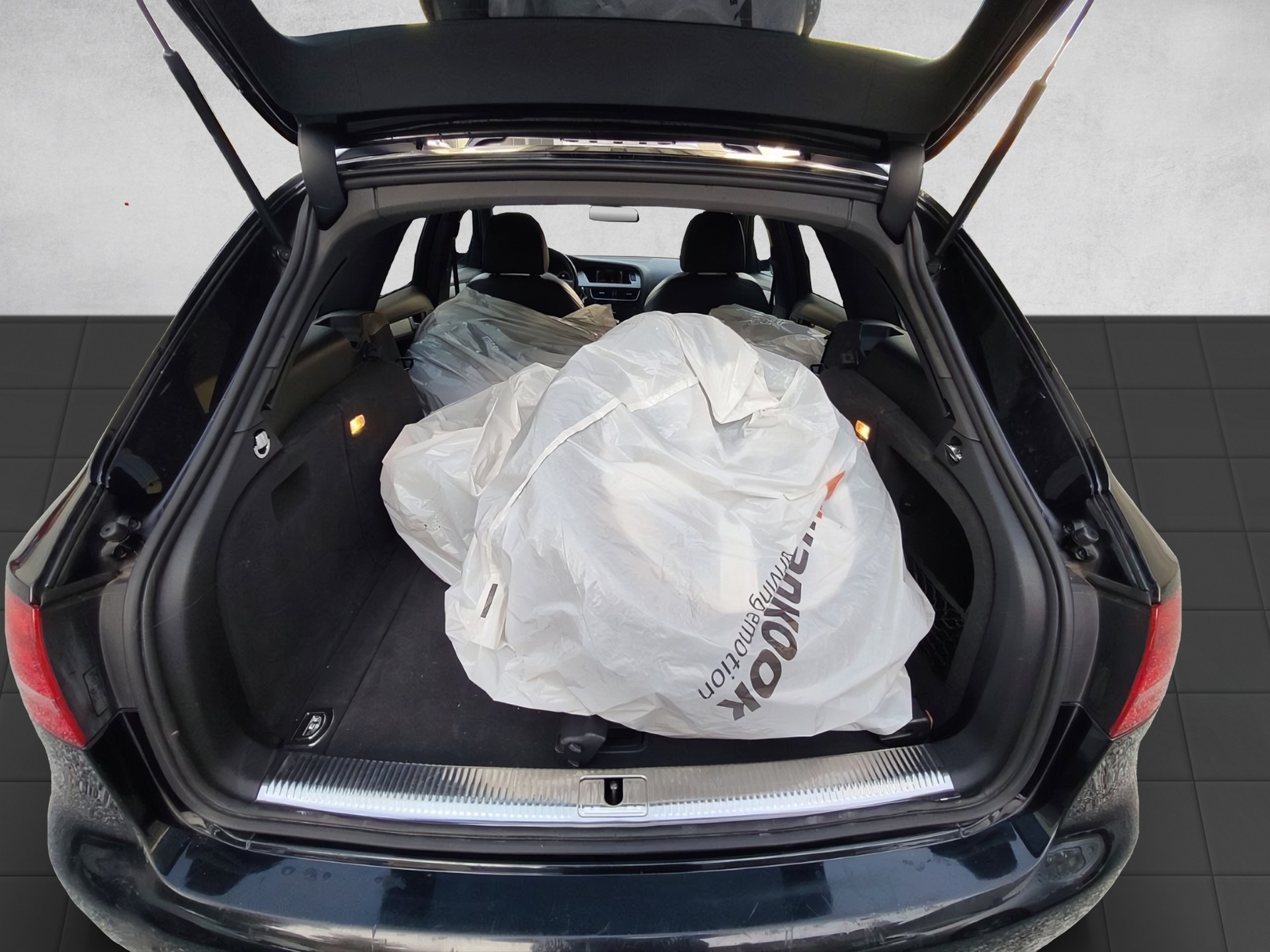 AUDI A4 Avant 2.0 TDI-image-11