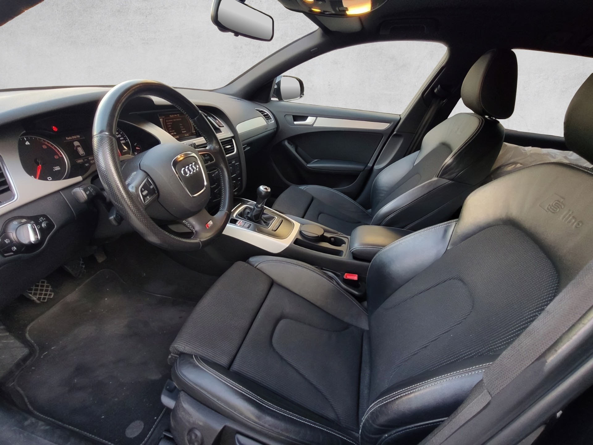 AUDI A4 Avant 2.0 TDI-image-6