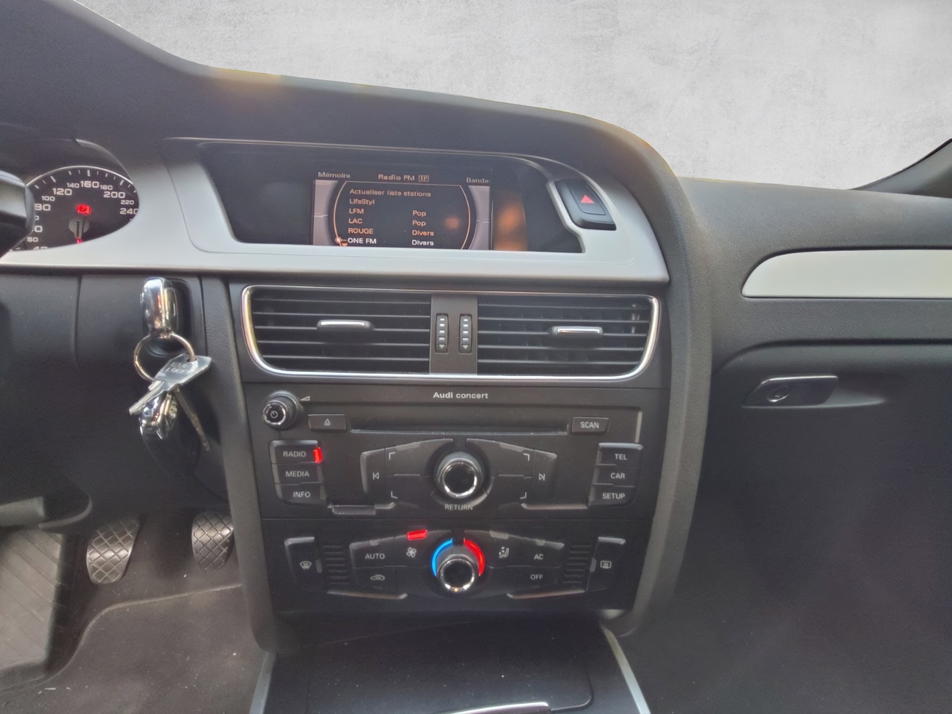AUDI A4 Avant 2.0 TDI-image-8